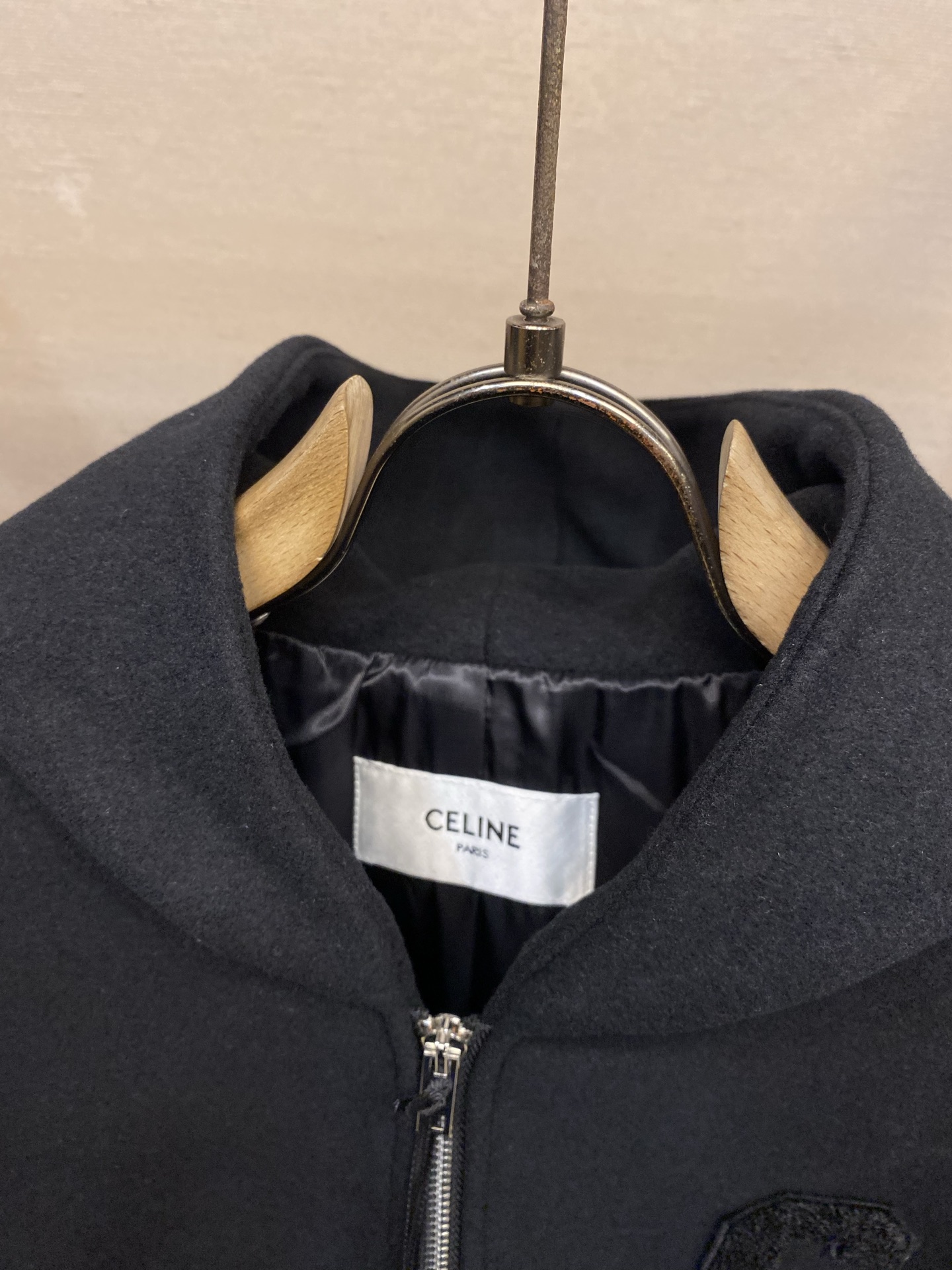 🌟🌟Celine 毛呢皮袖连帽外套面料选择：主体采用羊毛混纺面料，经特殊编织工艺打造，质地厚实而不失柔软