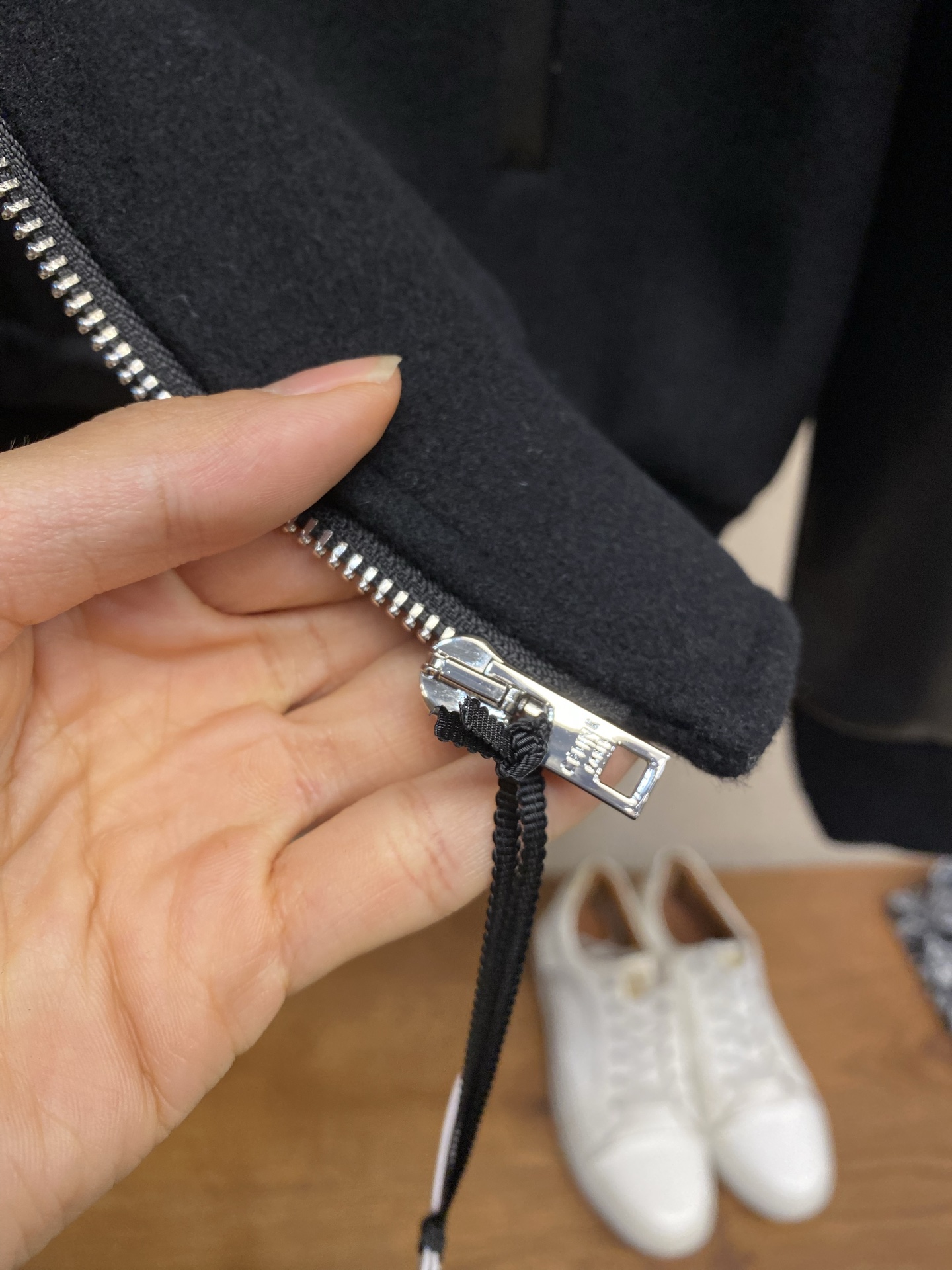 🌟🌟Celine 毛呢皮袖连帽外套面料选择：主体采用羊毛混纺面料，经特殊编织工艺打造，质地厚实而不失柔软