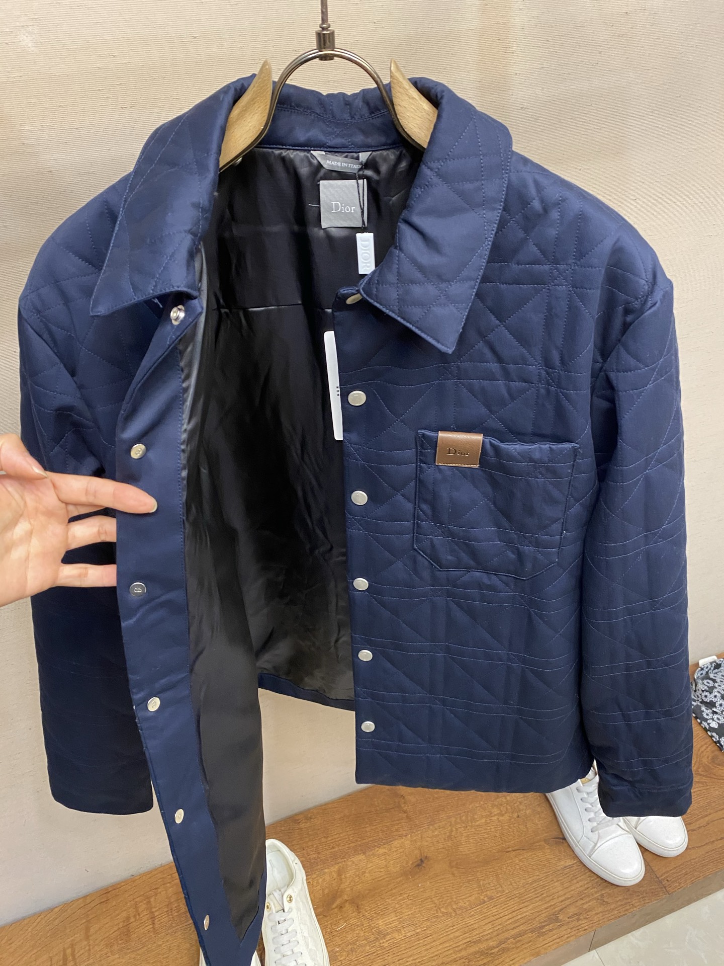 🌟🌟Dior 藤格纹饰皮标翻领外套面料选择：甄选100%高支棉面料，经特殊水洗工艺处理，赋予织物细腻的肌