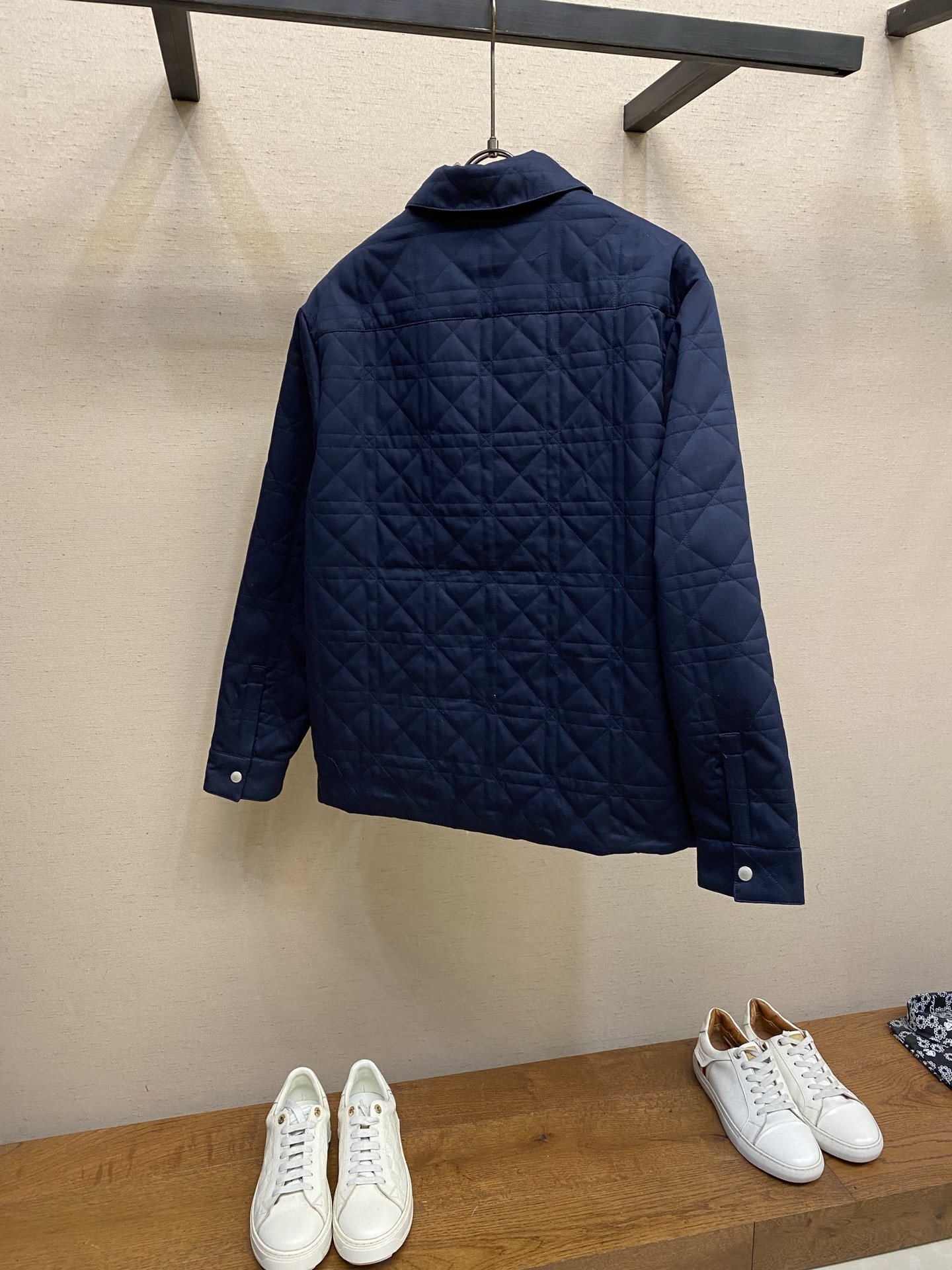 🌟🌟Dior 藤格纹饰皮标翻领外套面料选择：甄选100%高支棉面料，经特殊水洗工艺处理，赋予织物细腻的肌