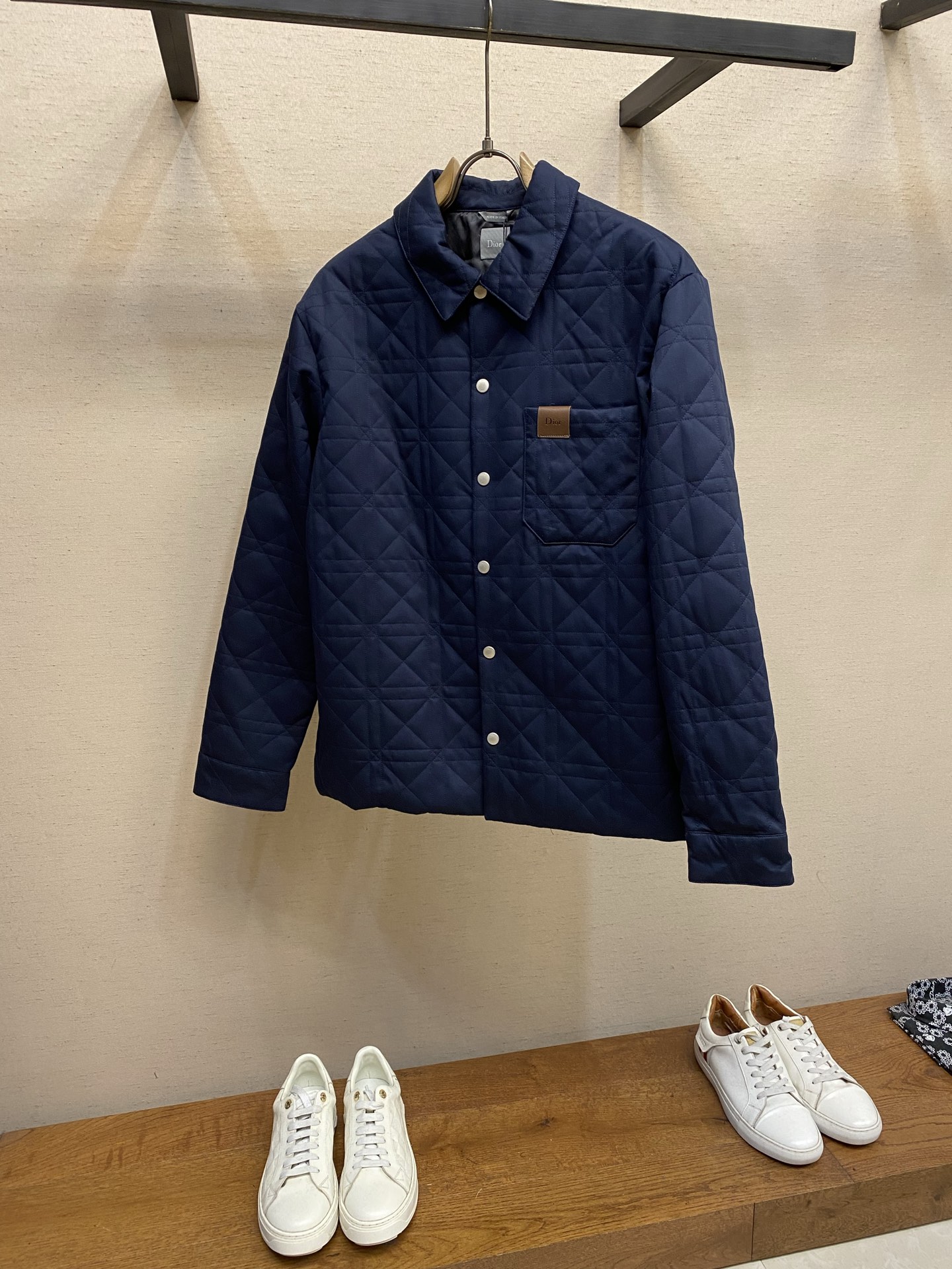 🌟🌟Dior 藤格纹饰皮标翻领外套面料选择：甄选100%高支棉面料，经特殊水洗工艺处理，赋予织物细腻的肌