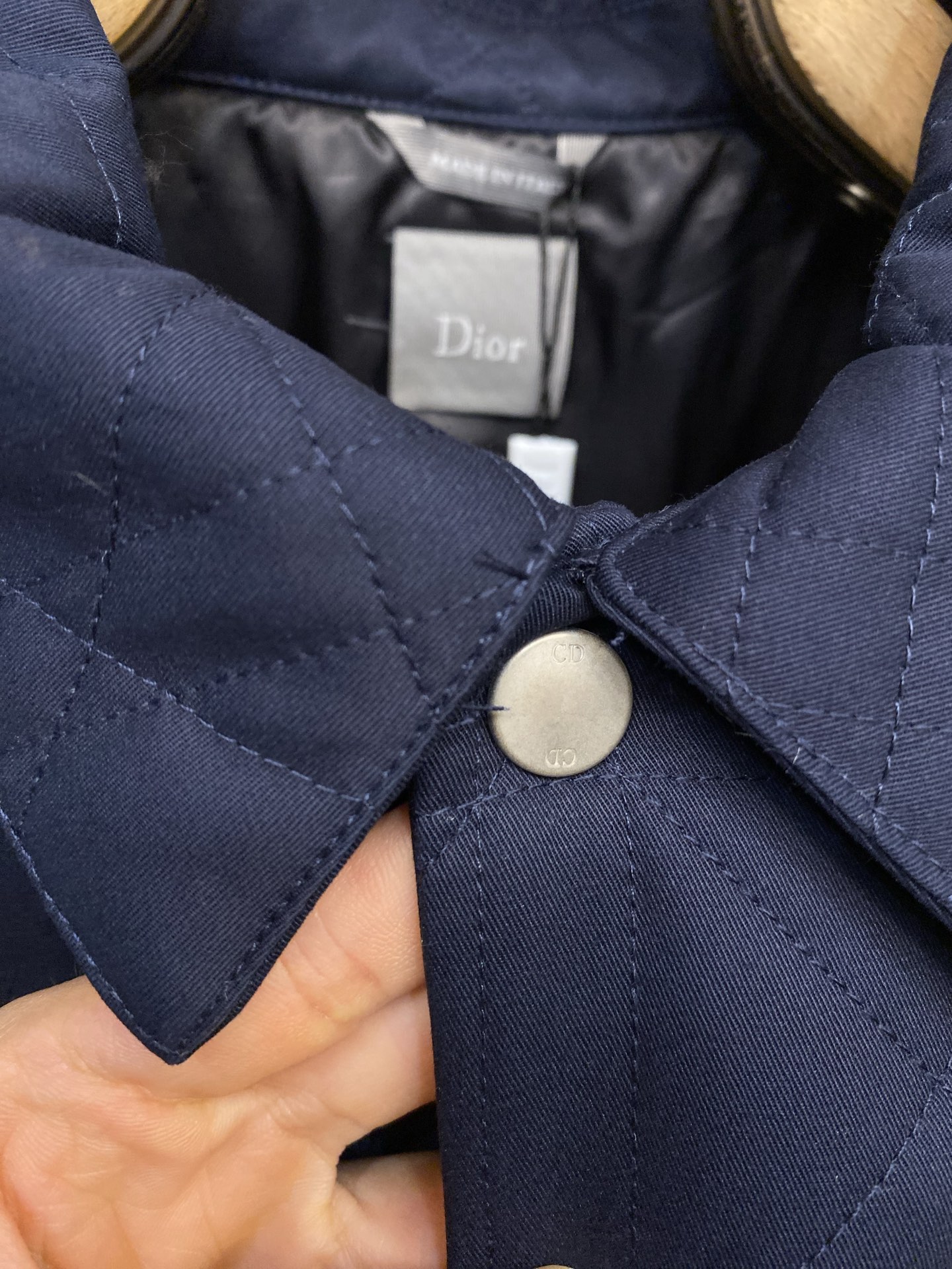 🌟🌟Dior 藤格纹饰皮标翻领外套面料选择：甄选100%高支棉面料，经特殊水洗工艺处理，赋予织物细腻的肌