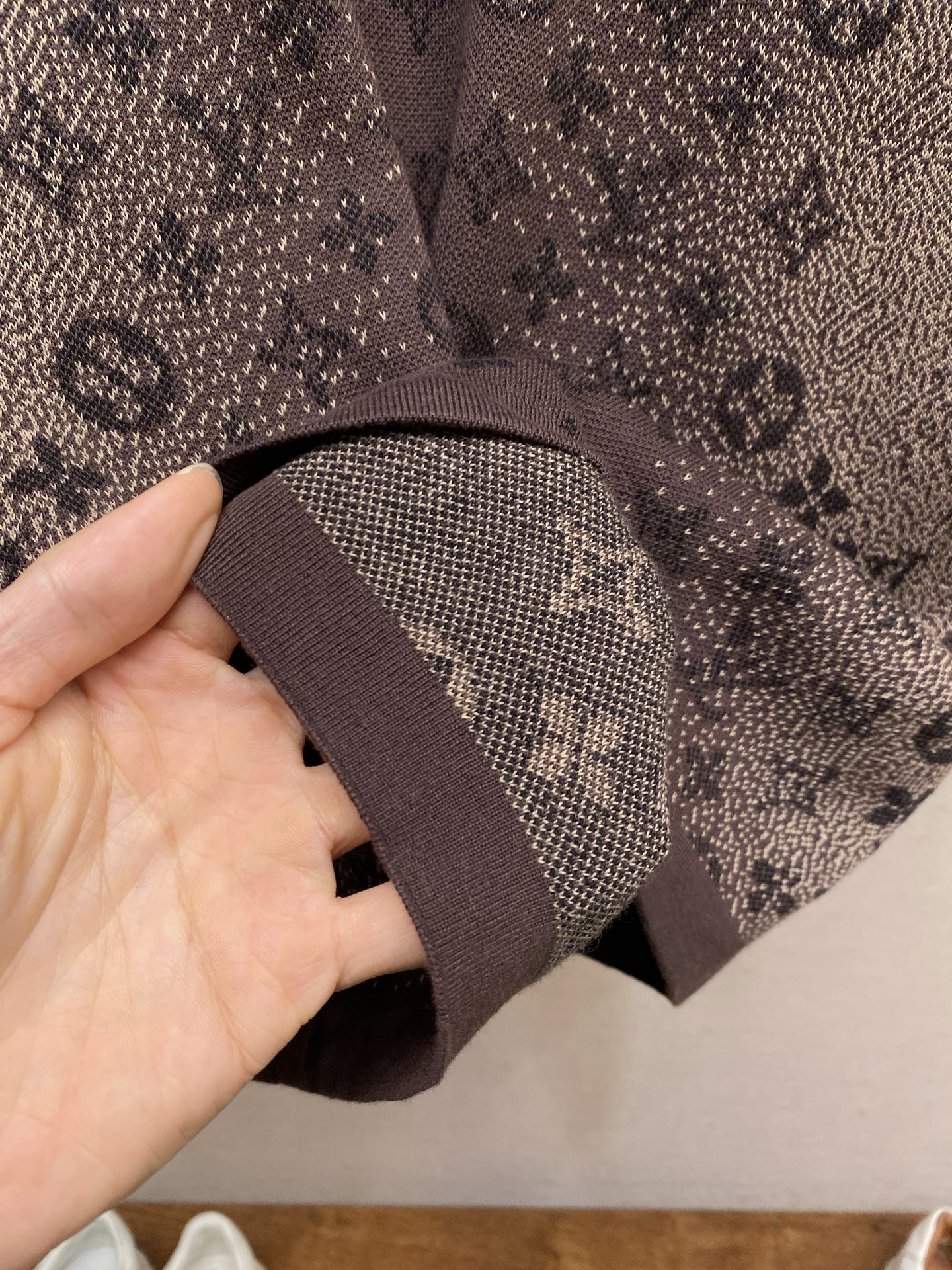 🌟🌟1V Monogram提花短袖圆领罗纹衣领 T恤 男款印度的炽热阳光与传统染色工艺奠定 2026 春