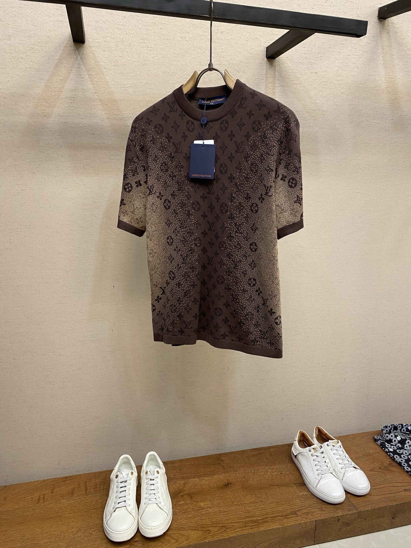 🌟🌟1V Monogram提花短袖圆领罗纹衣领 T恤 男款印度的炽热阳光与传统染色工艺奠定 2026 春