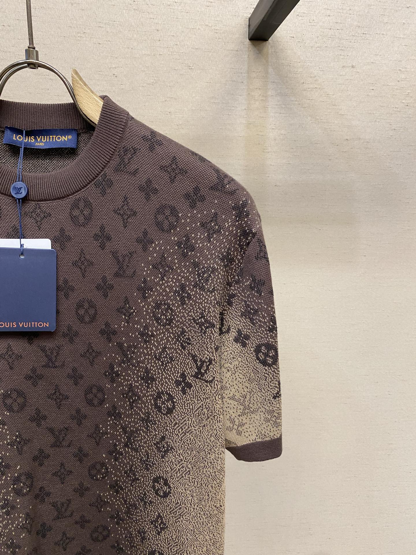 🌟🌟1V Monogram提花短袖圆领罗纹衣领 T恤 男款印度的炽热阳光与传统染色工艺奠定 2026 春