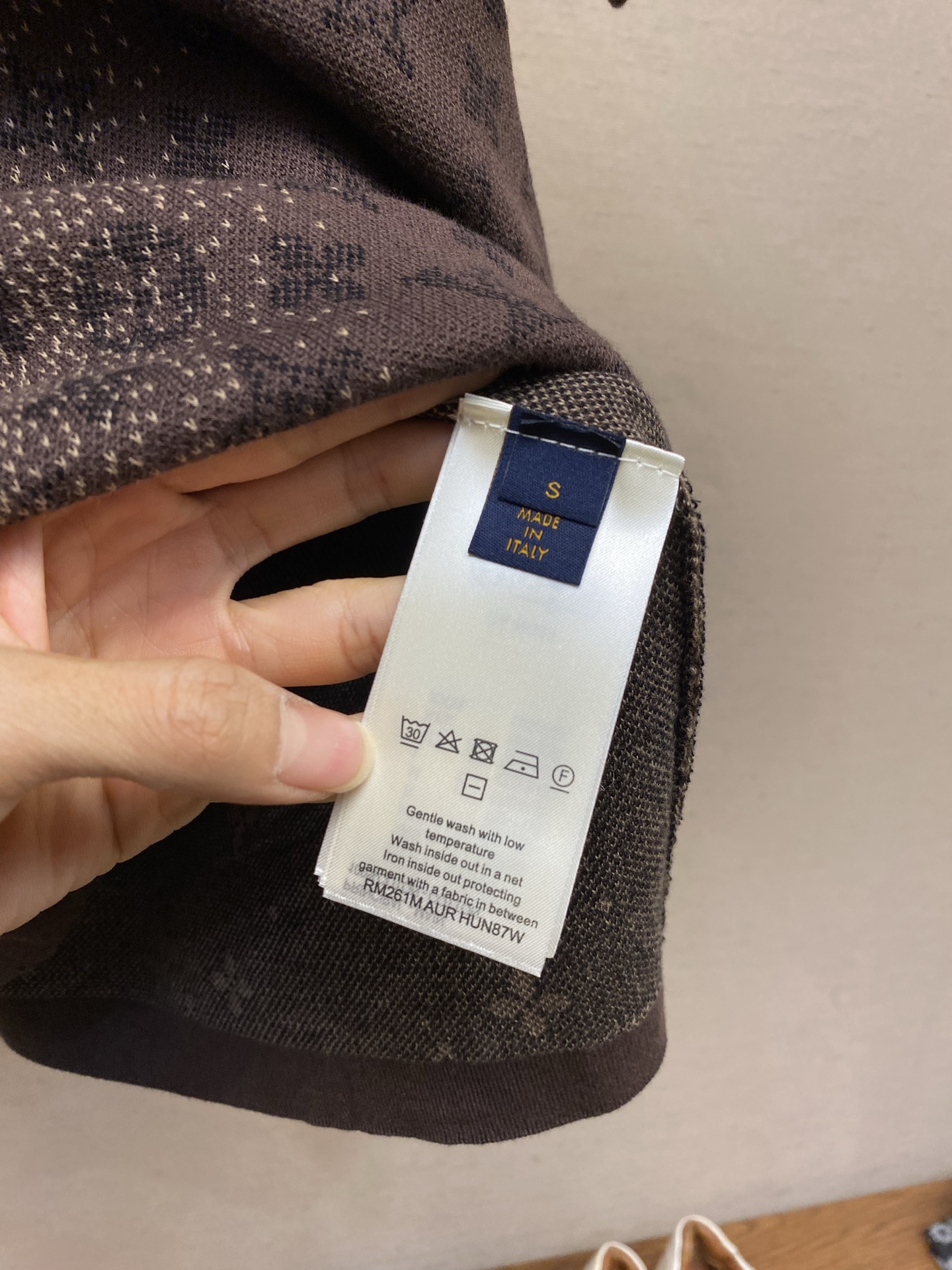 🌟🌟1V Monogram提花短袖圆领罗纹衣领 T恤 男款印度的炽热阳光与传统染色工艺奠定 2026 春