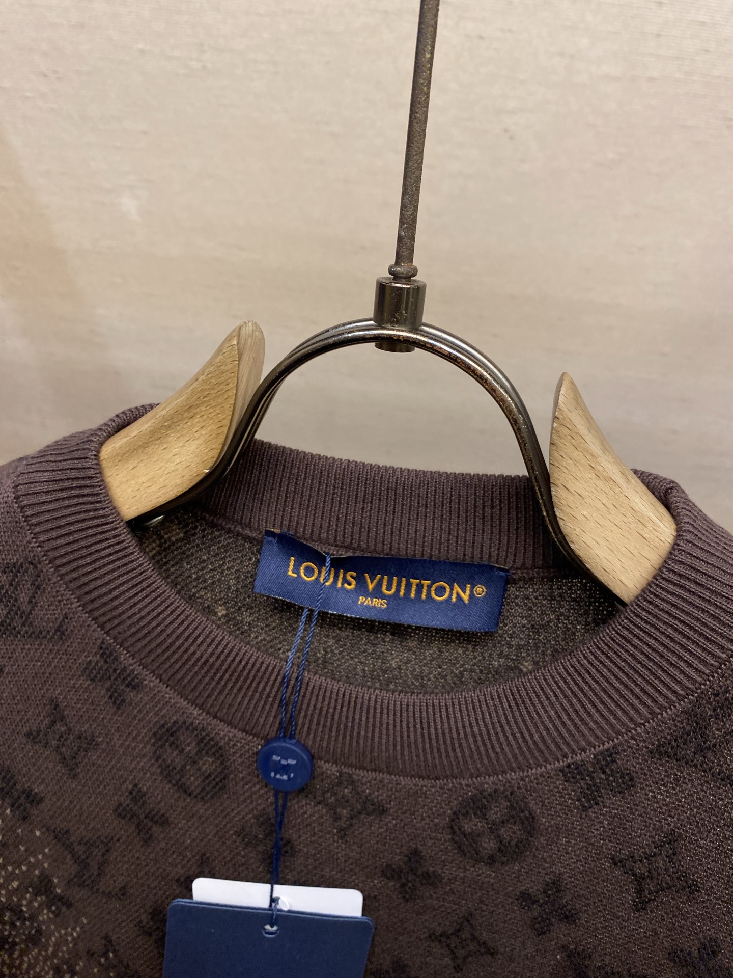 🌟🌟1V Monogram提花短袖圆领罗纹衣领 T恤 男款印度的炽热阳光与传统染色工艺奠定 2026 春