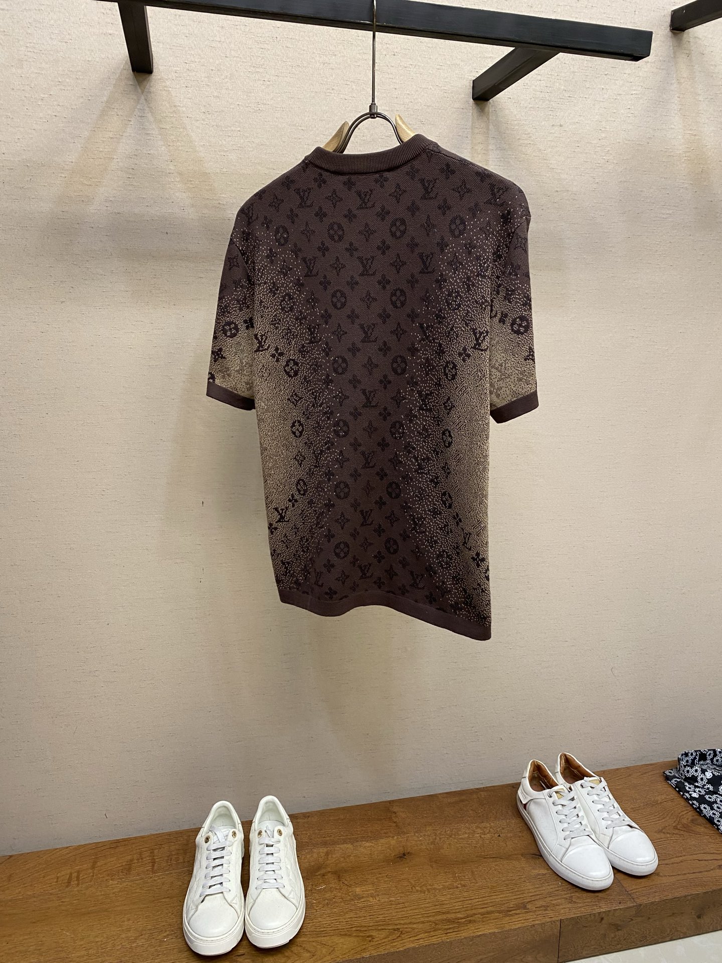 🌟🌟1V Monogram提花短袖圆领罗纹衣领 T恤 男款印度的炽热阳光与传统染色工艺奠定 2026 春