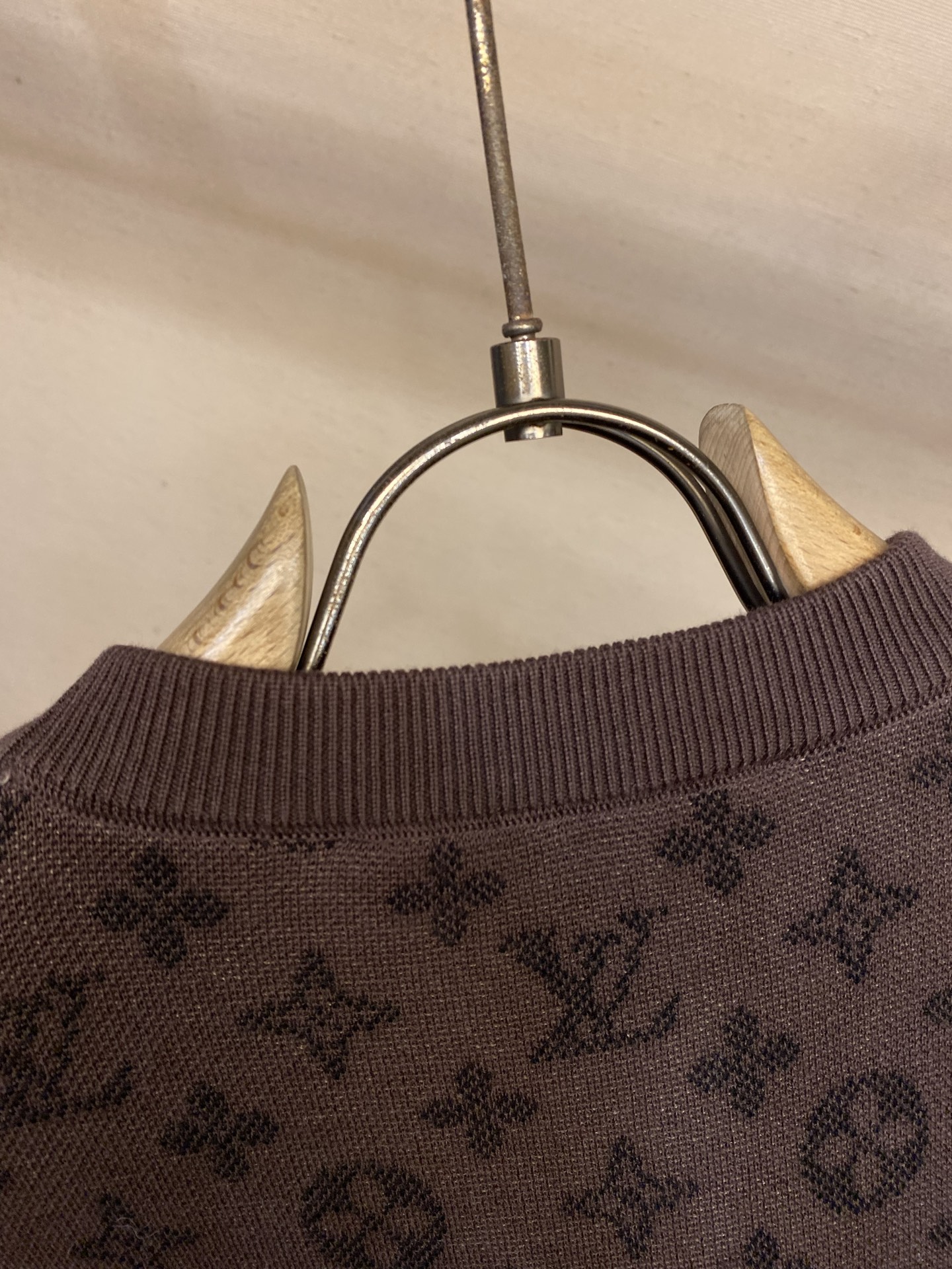 🌟🌟1V Monogram提花短袖圆领罗纹衣领 T恤 男款印度的炽热阳光与传统染色工艺奠定 2026 春