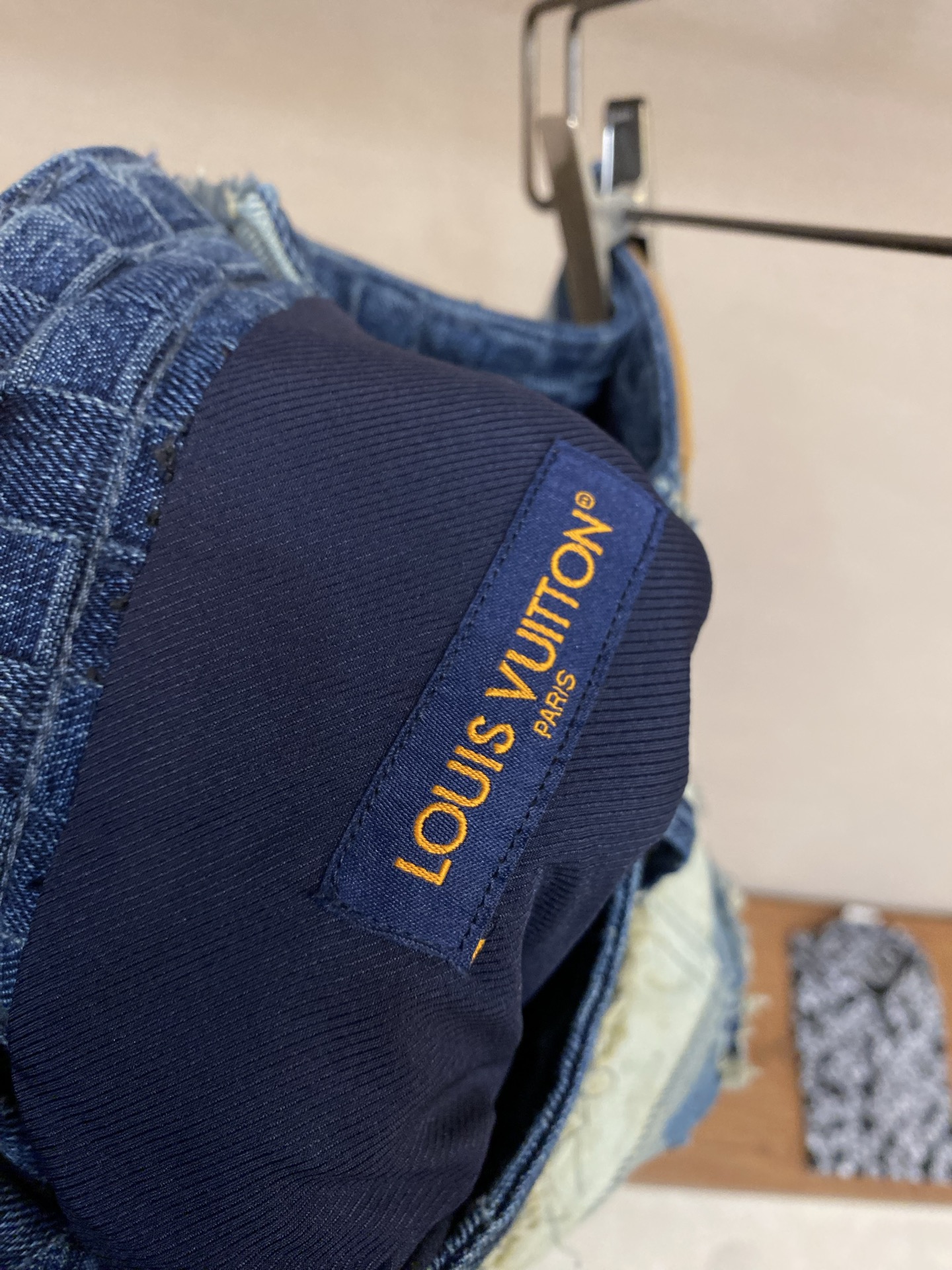 🌟🌟1V 拼缝滑板牛仔裤本款拼缝滑板牛仔裤出自Pharrell Williams与 Nigo联袂打造的秋