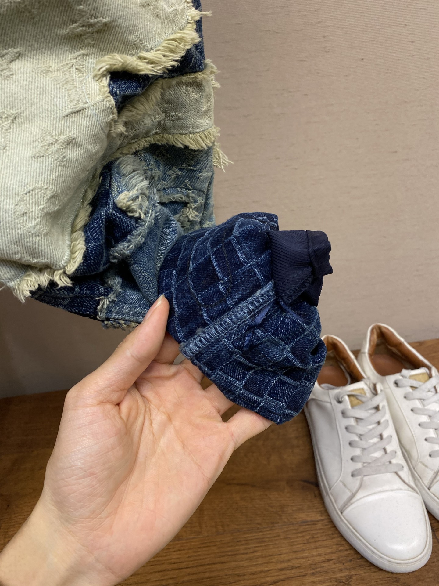 🌟🌟1V 拼缝滑板牛仔裤本款拼缝滑板牛仔裤出自Pharrell Williams与 Nigo联袂打造的秋