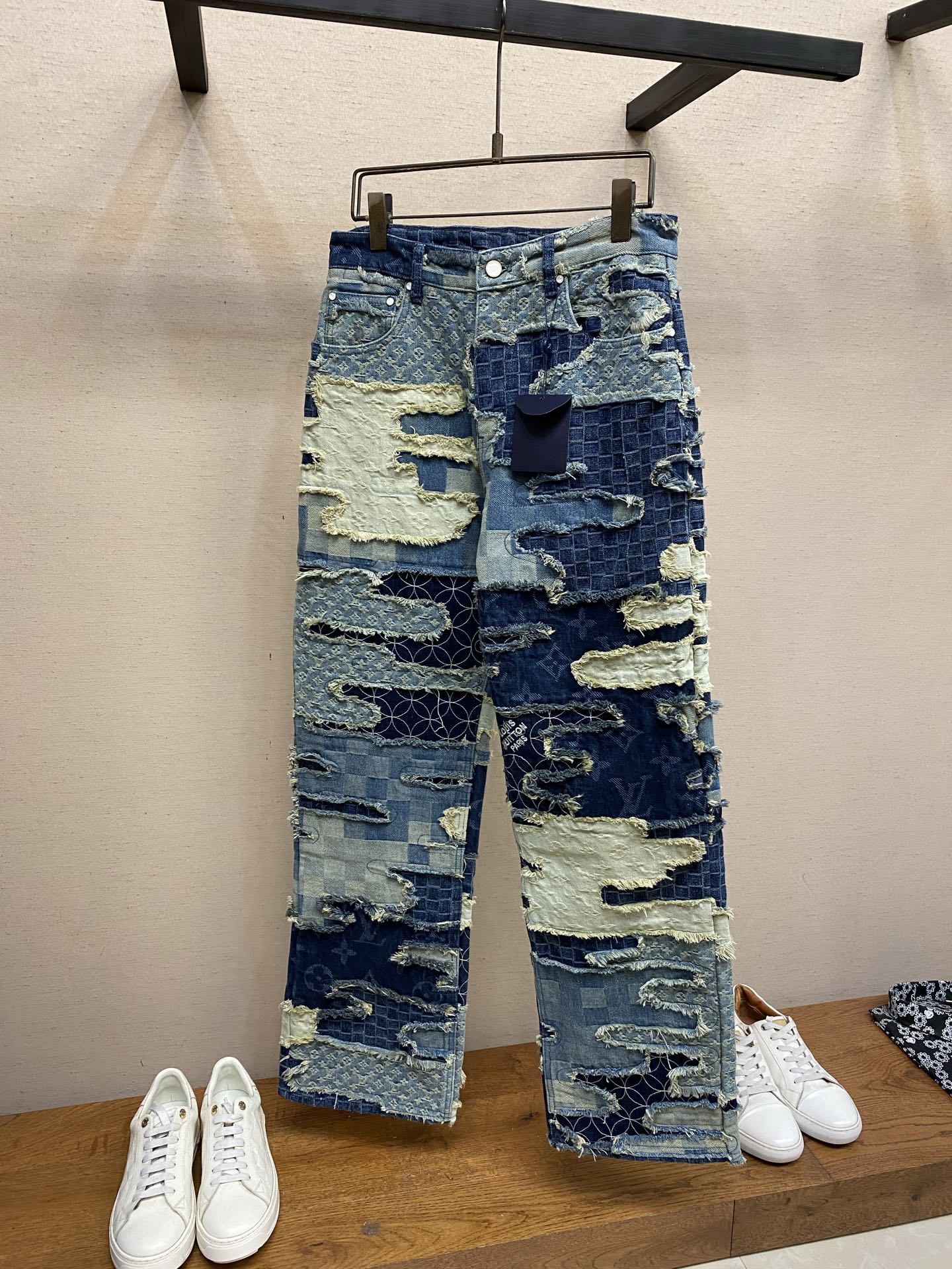 🌟🌟1V 拼缝滑板牛仔裤本款拼缝滑板牛仔裤出自Pharrell Williams与 Nigo联袂打造的秋