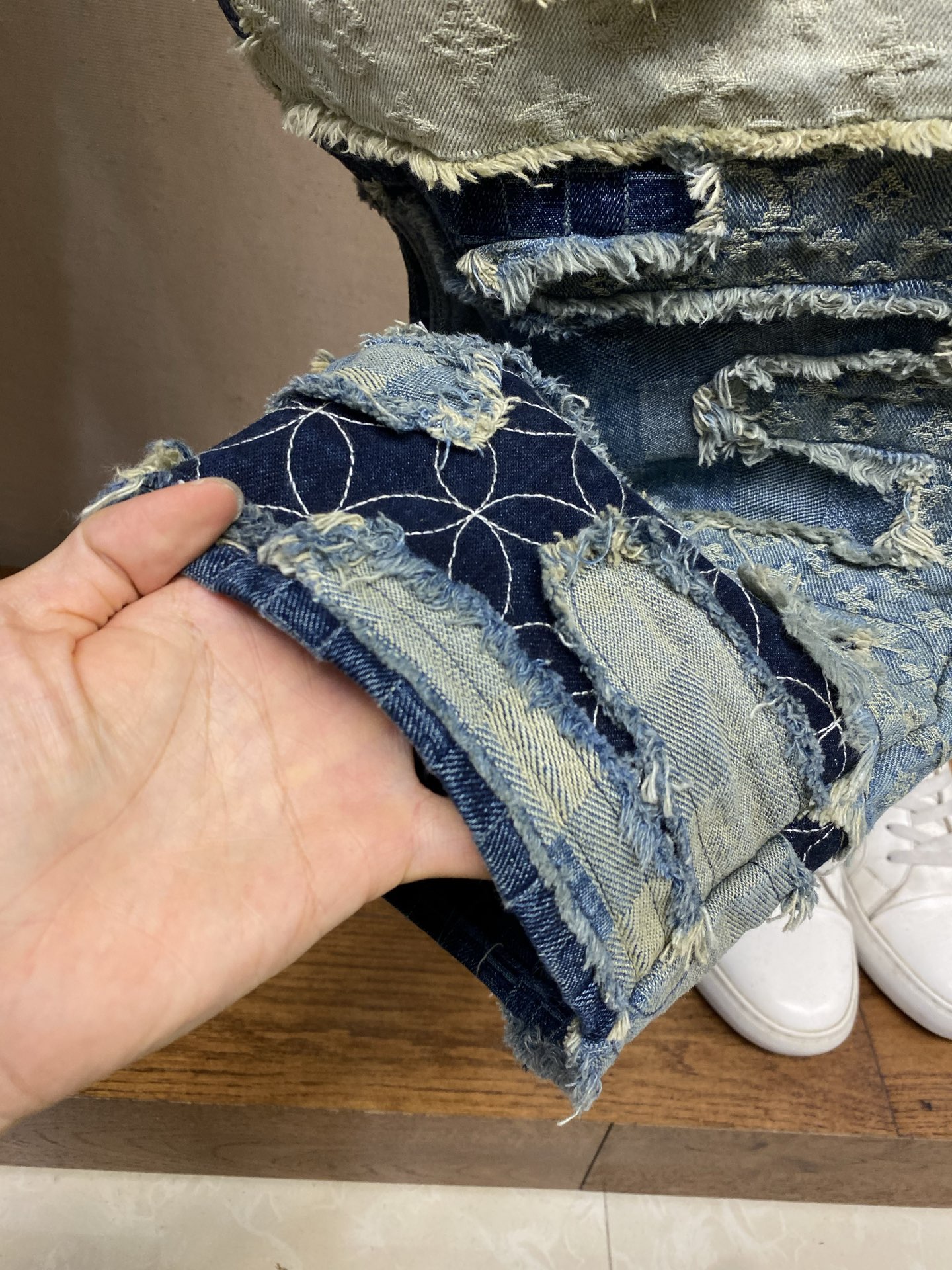 🌟🌟1V 拼缝滑板牛仔裤本款拼缝滑板牛仔裤出自Pharrell Williams与 Nigo联袂打造的秋