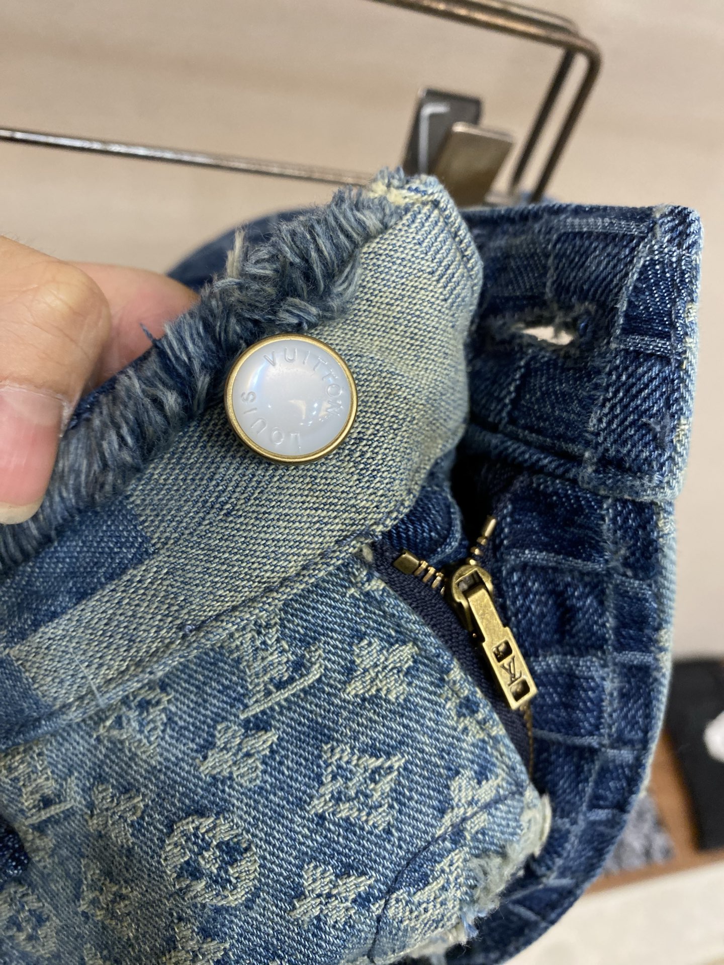 🌟🌟1V 拼缝滑板牛仔裤本款拼缝滑板牛仔裤出自Pharrell Williams与 Nigo联袂打造的秋