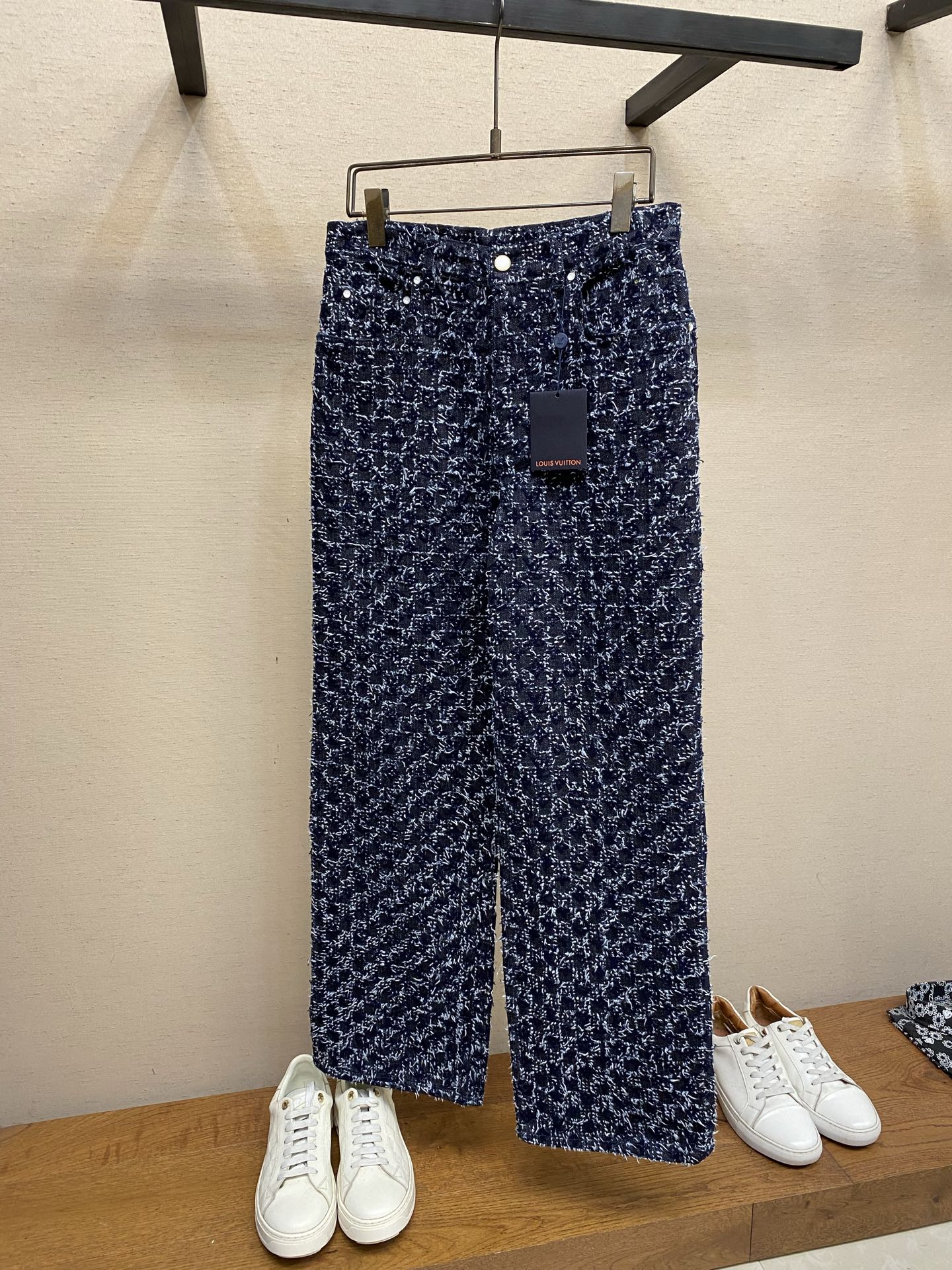 🌟🌟 1V25FW流苏牛仔裤17,800第一时间购入ZP操作，复古赛络纺提花露纱面料，通过洗水及砂石打磨