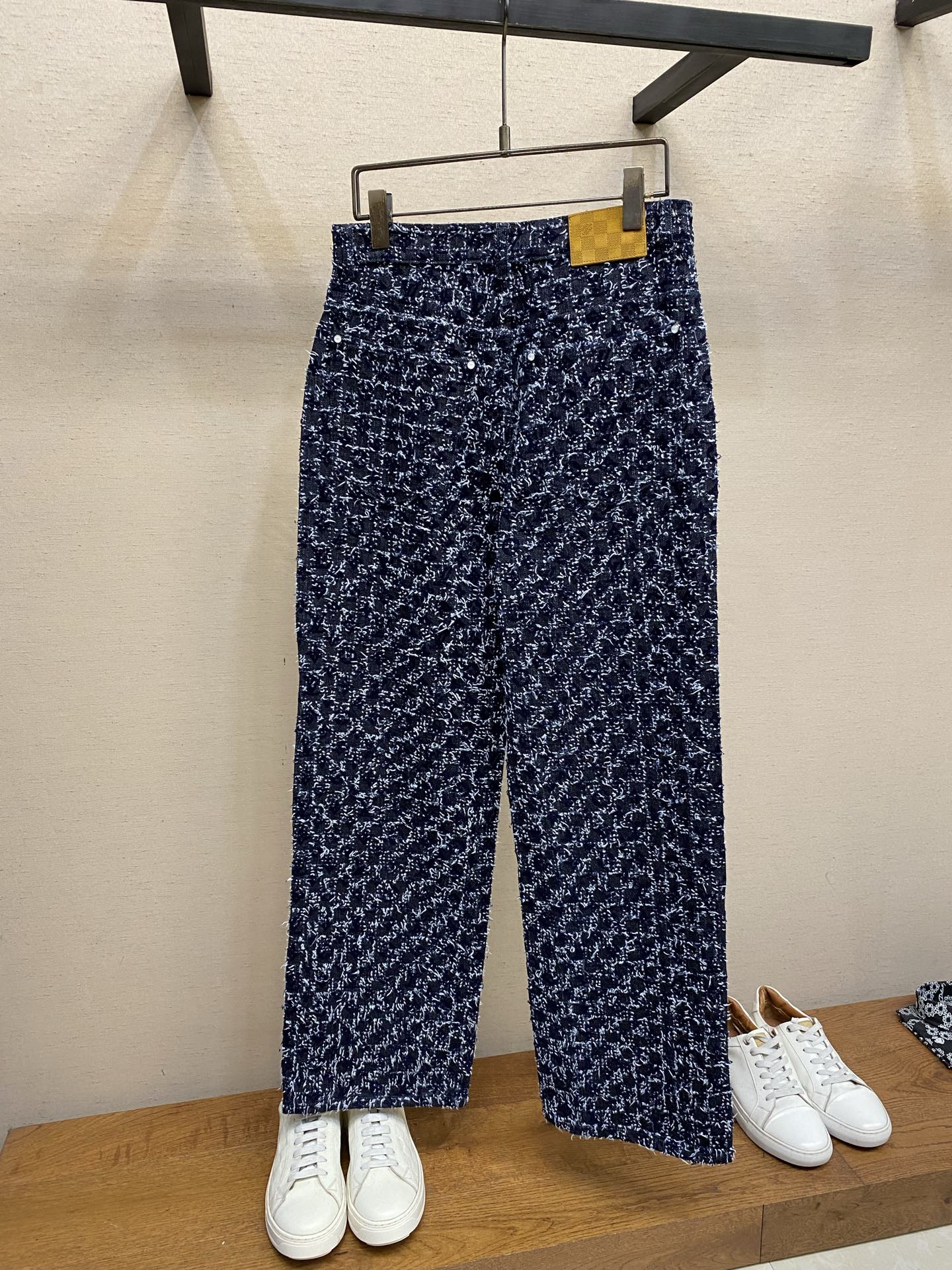 🌟🌟 1V25FW流苏牛仔裤17,800第一时间购入ZP操作，复古赛络纺提花露纱面料，通过洗水及砂石打磨