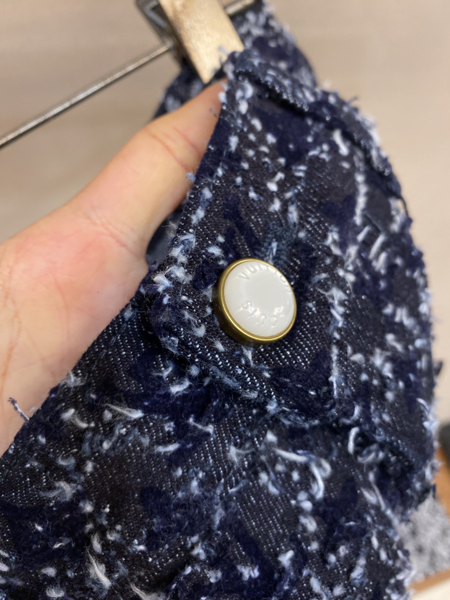 🌟🌟 1V25FW流苏牛仔裤17,800第一时间购入ZP操作，复古赛络纺提花露纱面料，通过洗水及砂石打磨