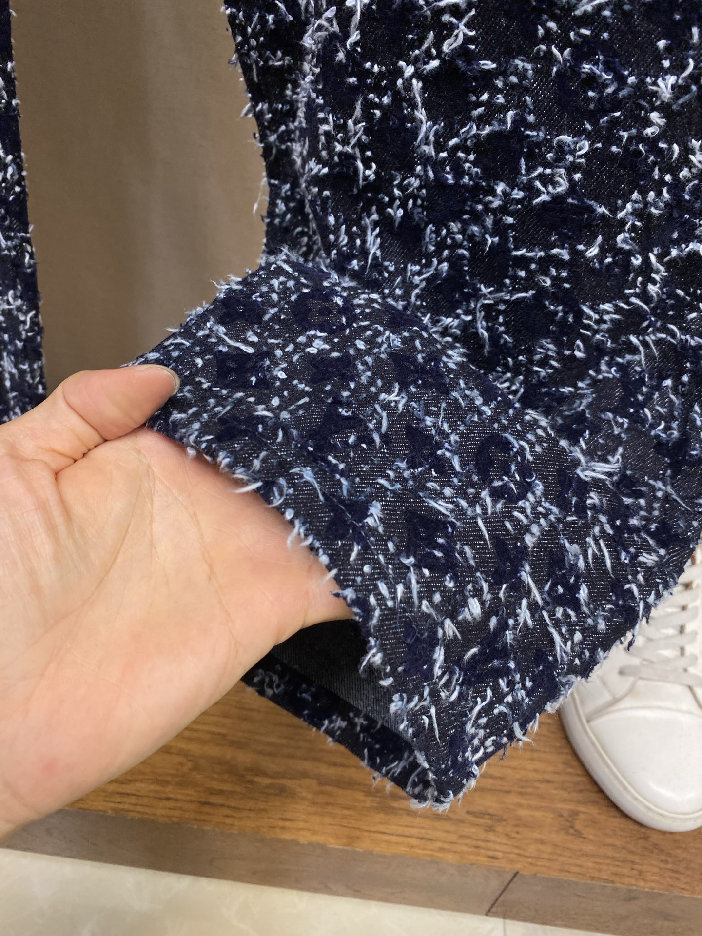 🌟🌟 1V25FW流苏牛仔裤17,800第一时间购入ZP操作，复古赛络纺提花露纱面料，通过洗水及砂石打磨