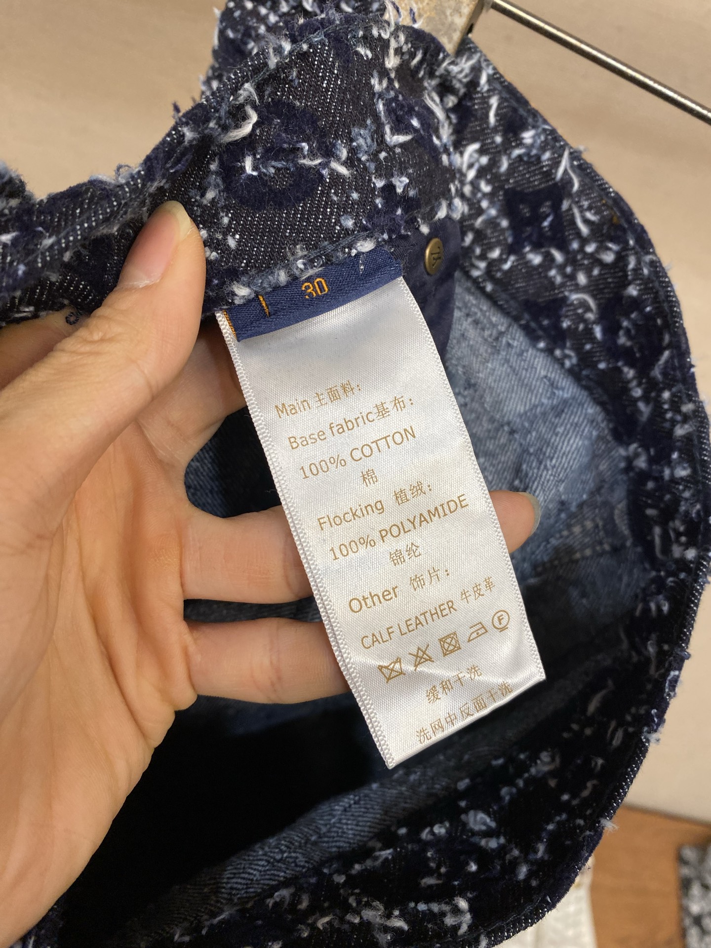 🌟🌟 1V25FW流苏牛仔裤17,800第一时间购入ZP操作，复古赛络纺提花露纱面料，通过洗水及砂石打磨