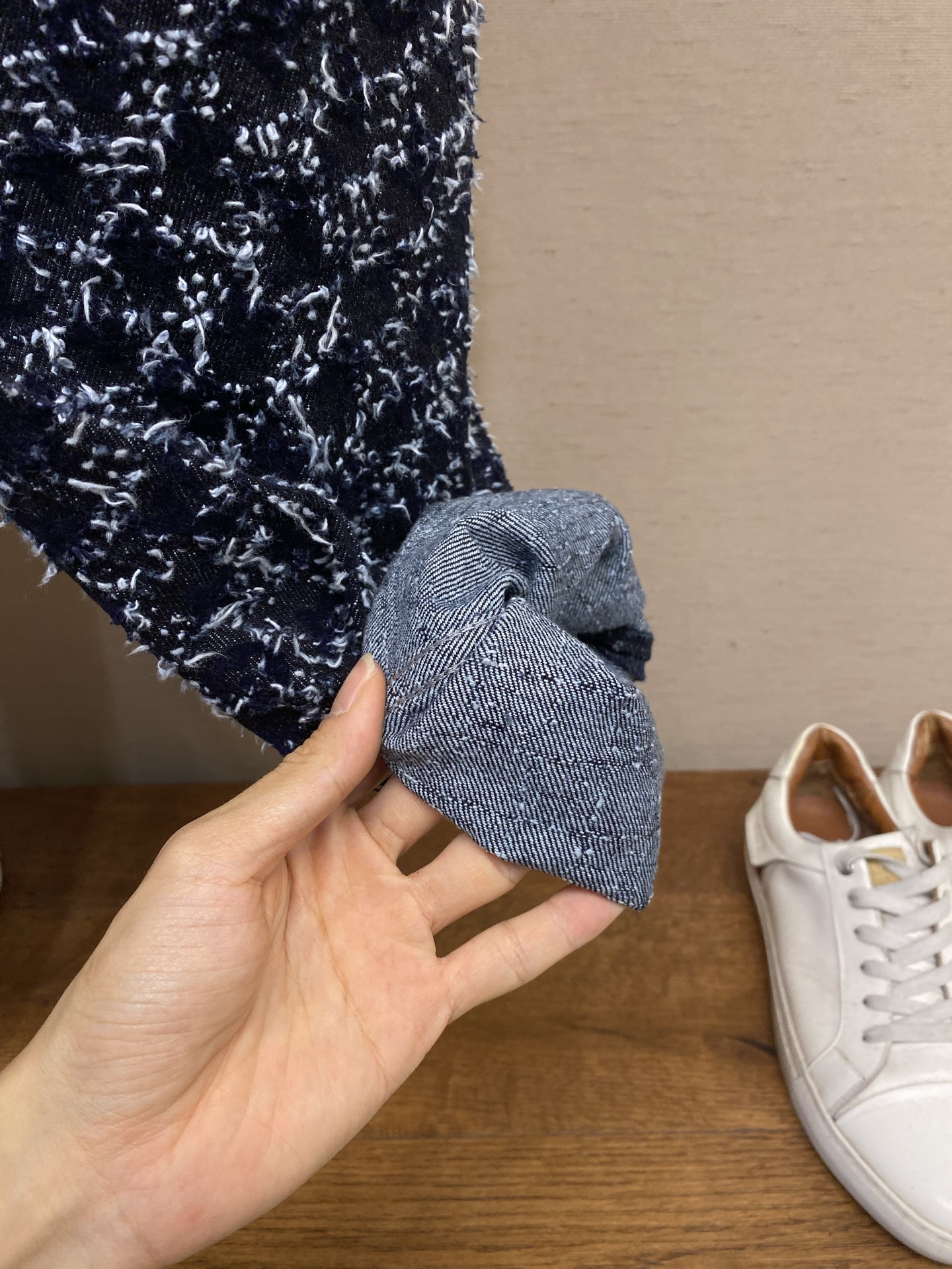 🌟🌟 1V25FW流苏牛仔裤17,800第一时间购入ZP操作，复古赛络纺提花露纱面料，通过洗水及砂石打磨