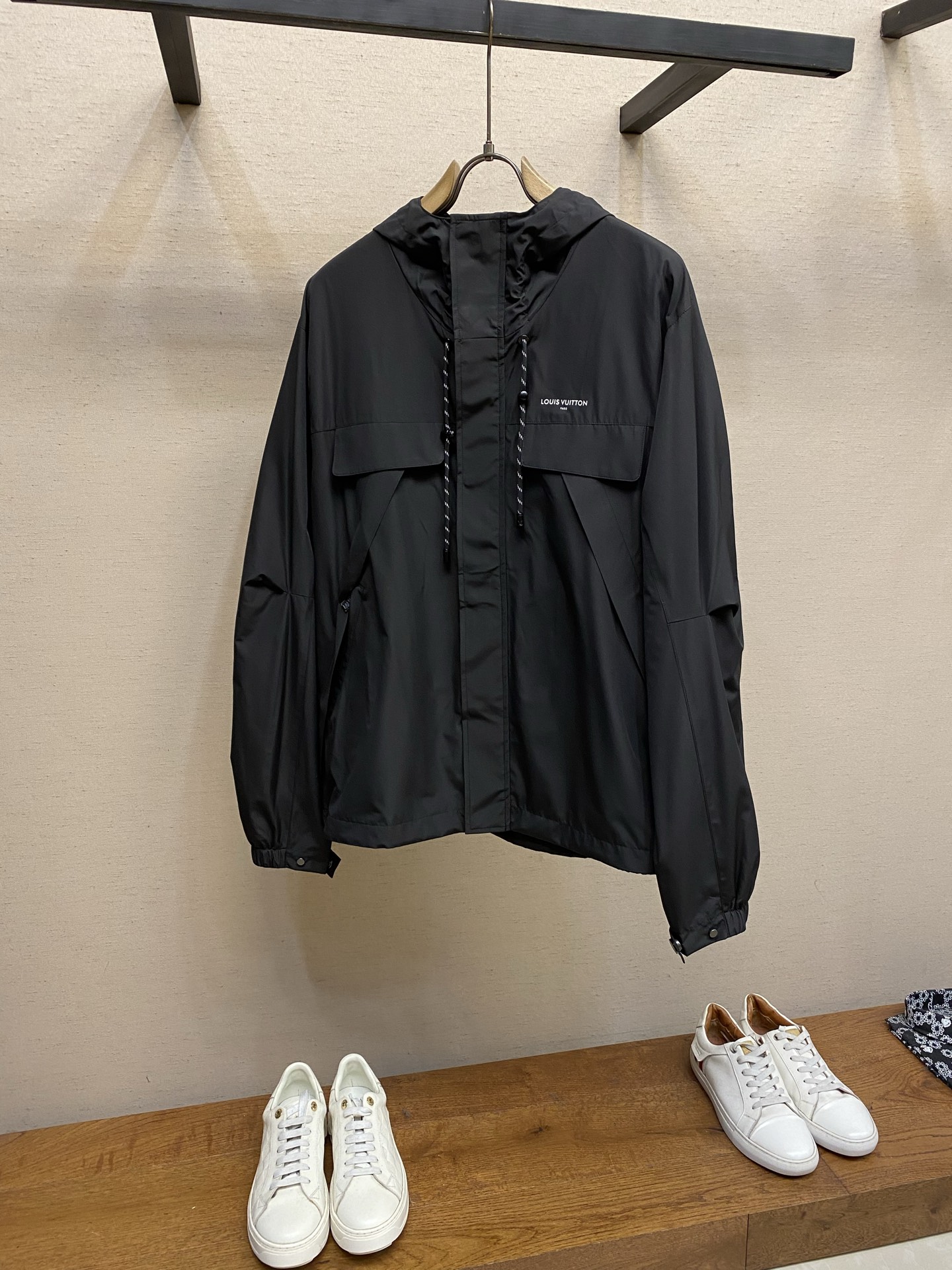 🌟🌟1V 春装新款风衣拉链外套 进口柔软面料上身舒适 宽松版型 定做刻字五金 衣袖单褶设计 细节完美且有