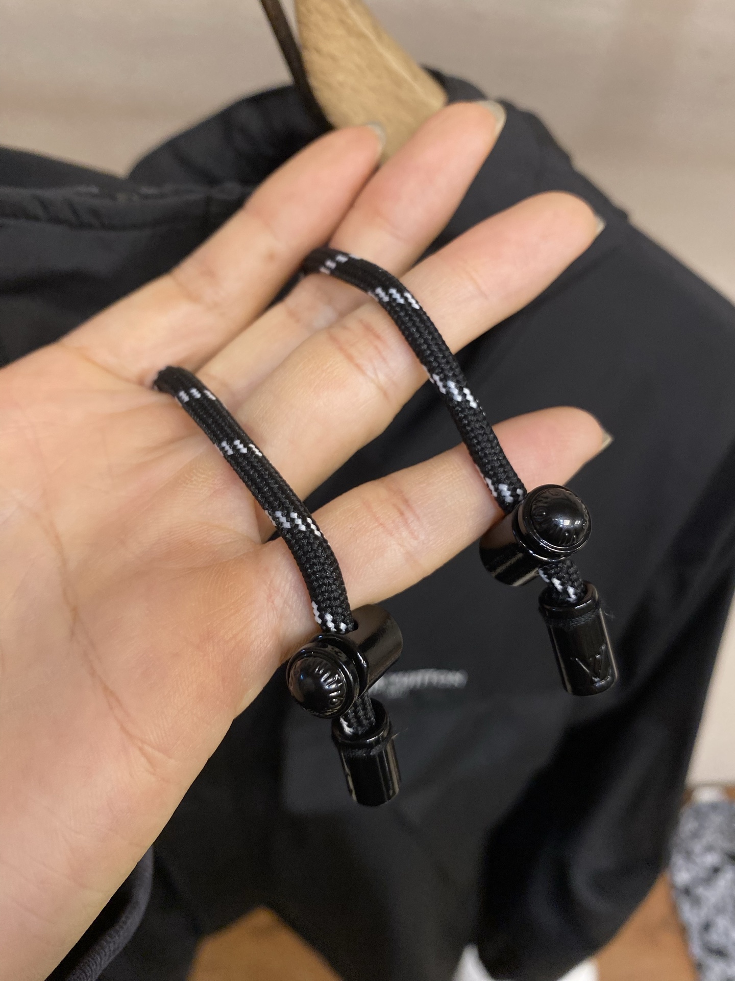 🌟🌟1V 春装新款风衣拉链外套 进口柔软面料上身舒适 宽松版型 定做刻字五金 衣袖单褶设计 细节完美且有