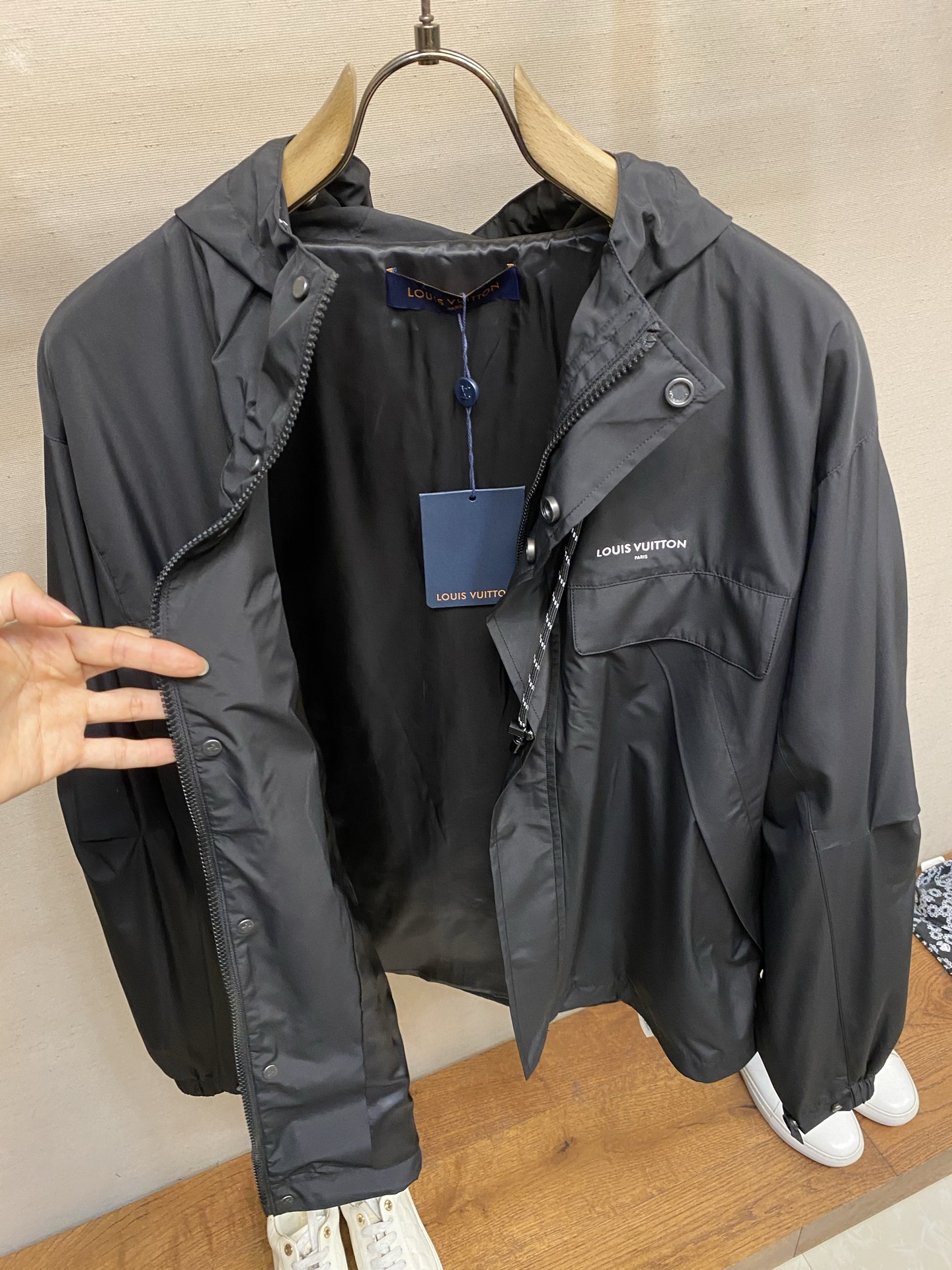 🌟🌟1V 春装新款风衣拉链外套 进口柔软面料上身舒适 宽松版型 定做刻字五金 衣袖单褶设计 细节完美且有