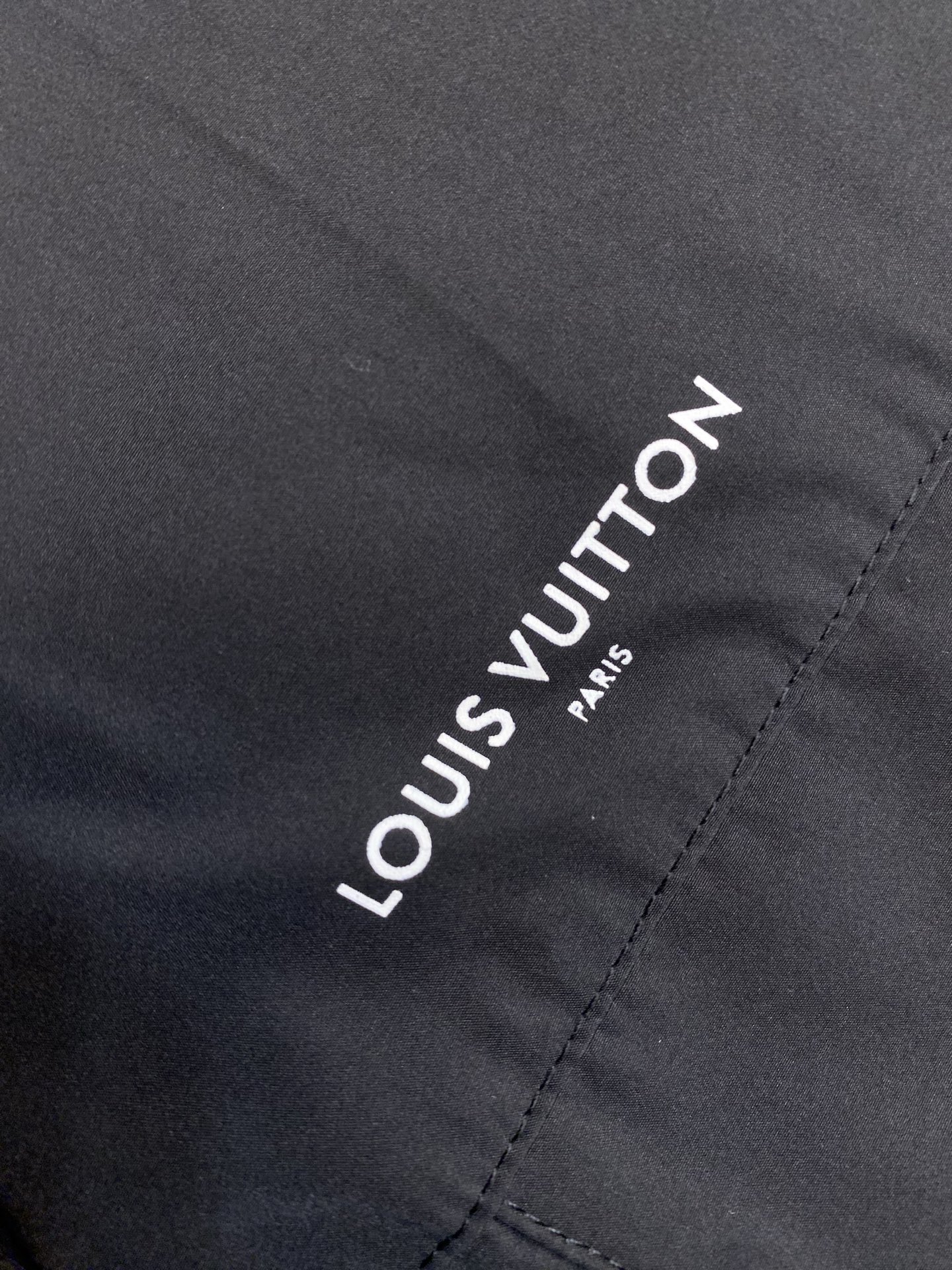 🌟🌟1V 春装新款风衣拉链外套 进口柔软面料上身舒适 宽松版型 定做刻字五金 衣袖单褶设计 细节完美且有