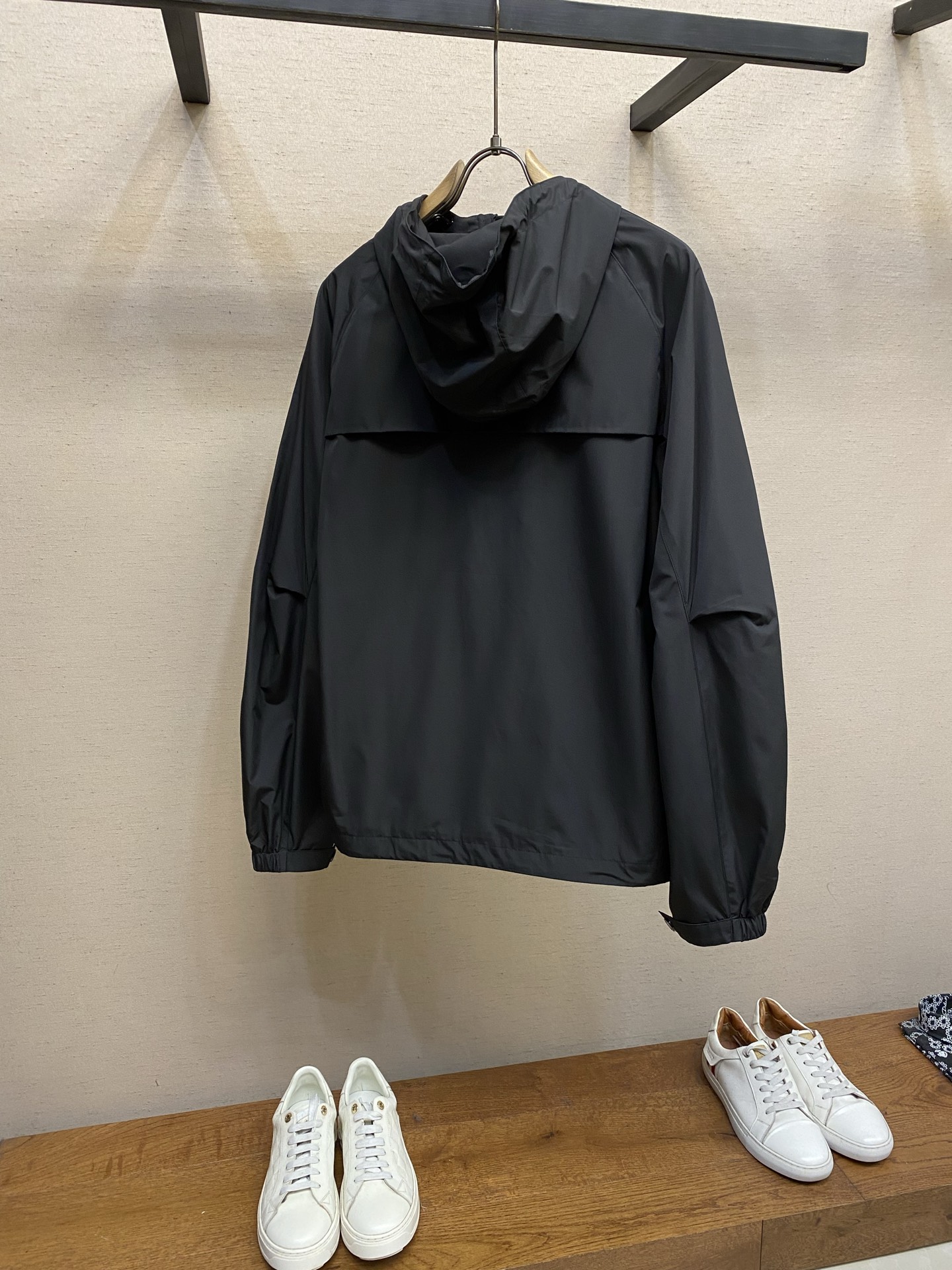 🌟🌟1V 春装新款风衣拉链外套 进口柔软面料上身舒适 宽松版型 定做刻字五金 衣袖单褶设计 细节完美且有
