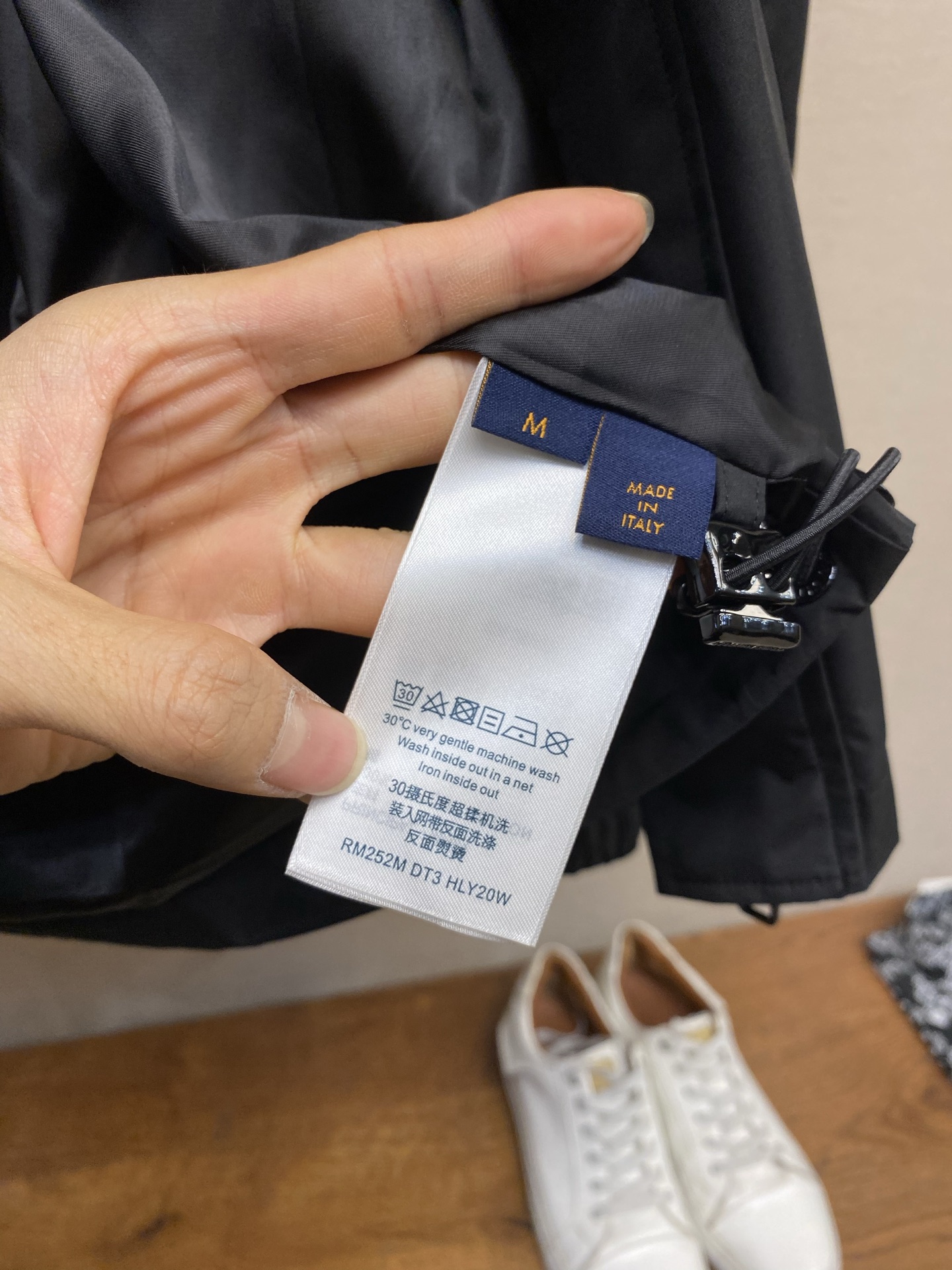 🌟🌟1V 春装新款风衣拉链外套 进口柔软面料上身舒适 宽松版型 定做刻字五金 衣袖单褶设计 细节完美且有