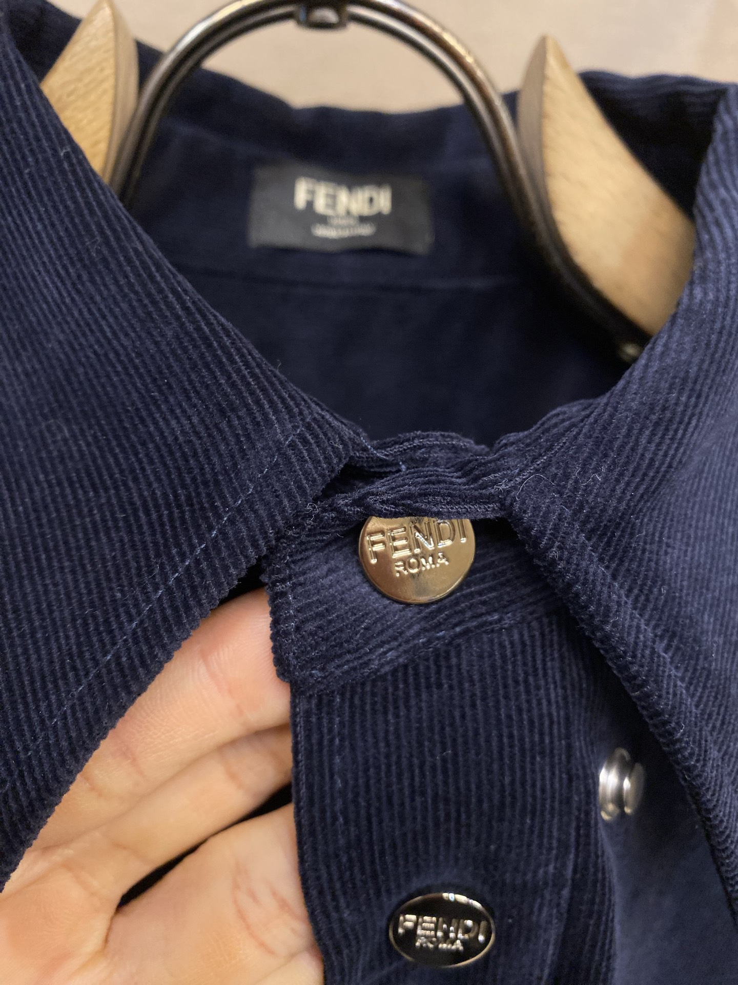 🌟🌟Fendi FD 春装新款 高级耐看深兰色灯芯绒衬衫外套 定做刻字五金 胸前口袋LOGO垫胶刺绣 宽