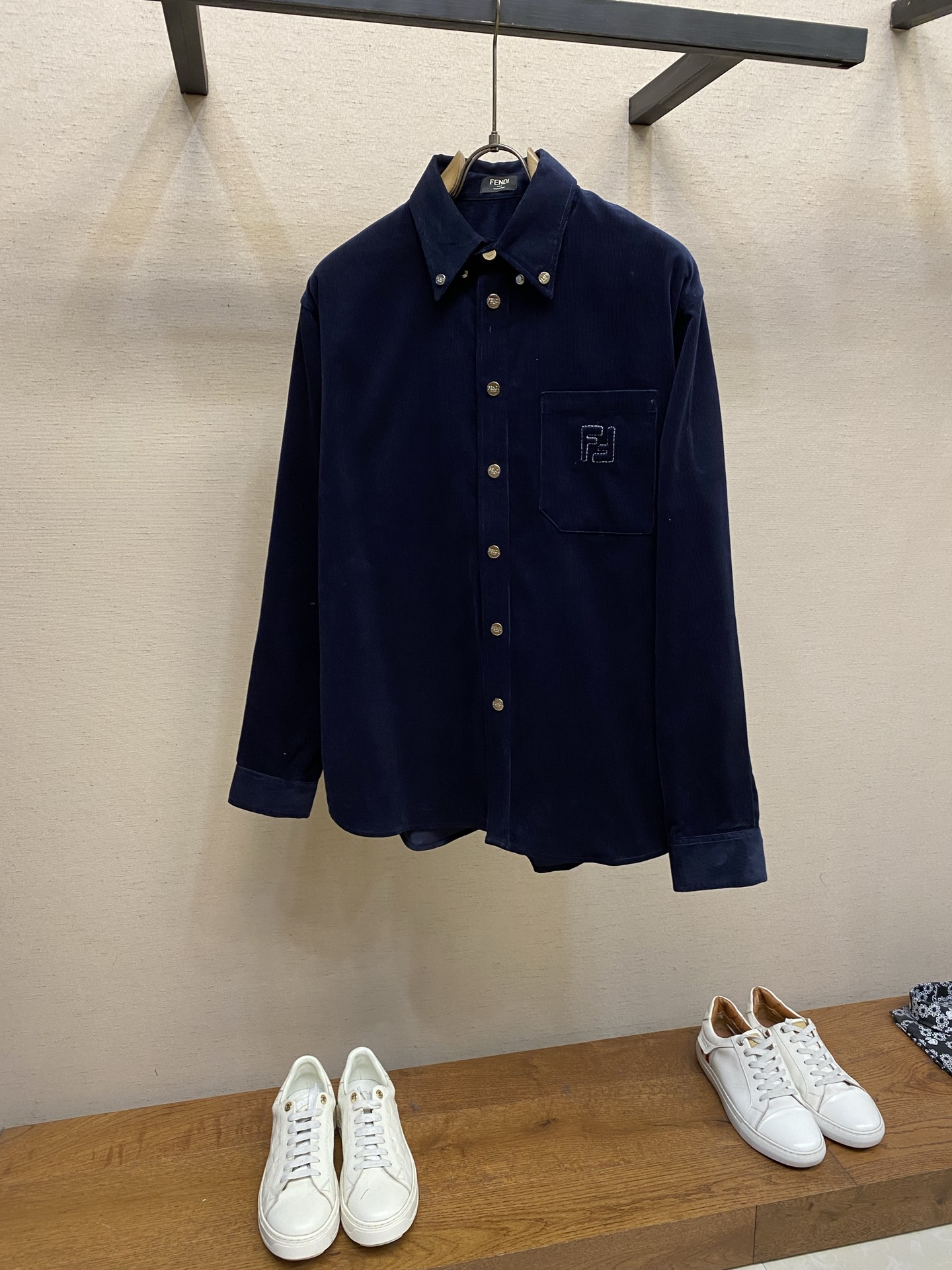 🌟🌟Fendi FD 春装新款 高级耐看深兰色灯芯绒衬衫外套 定做刻字五金 胸前口袋LOGO垫胶刺绣 宽