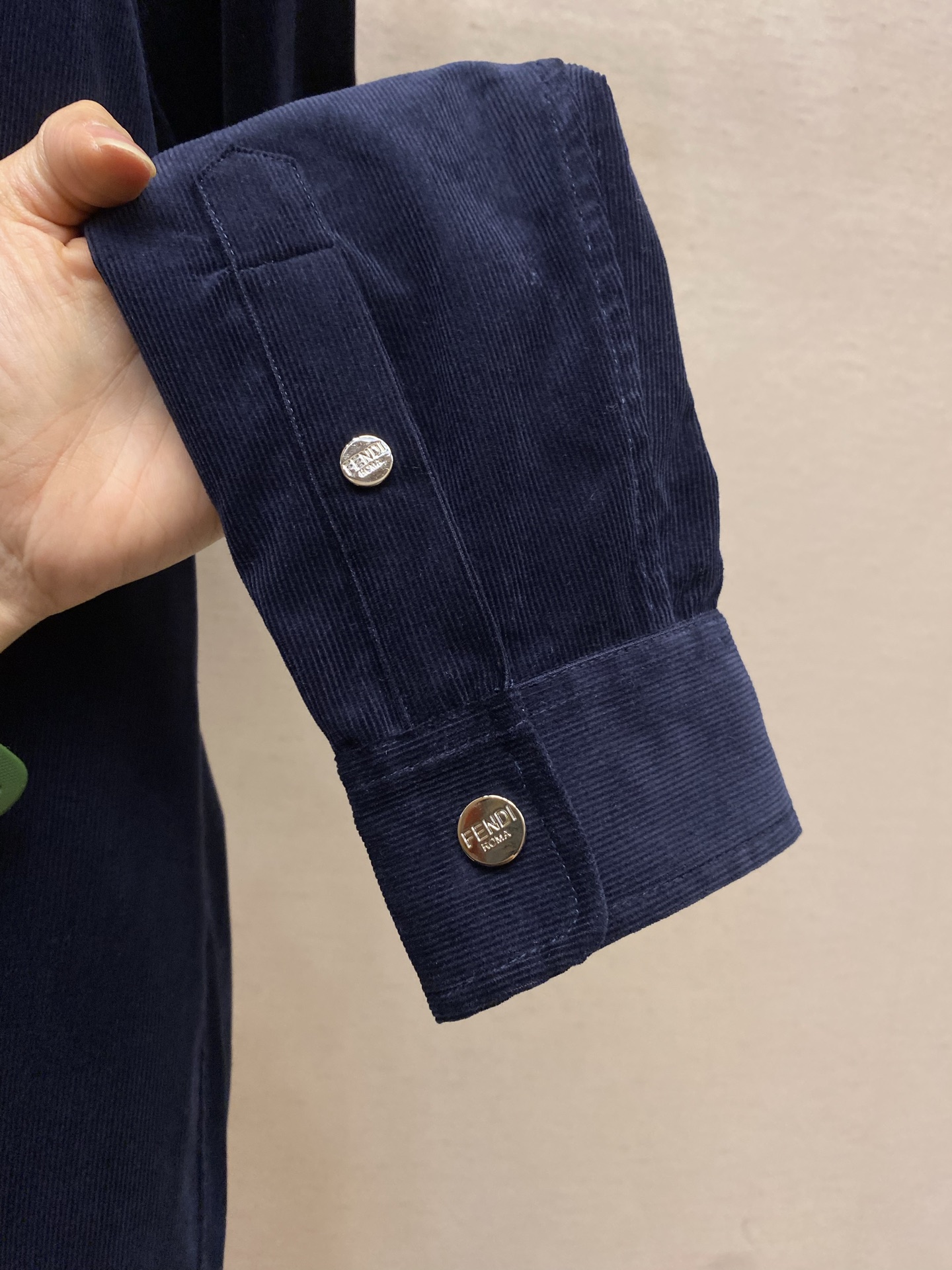 🌟🌟Fendi FD 春装新款 高级耐看深兰色灯芯绒衬衫外套 定做刻字五金 胸前口袋LOGO垫胶刺绣 宽