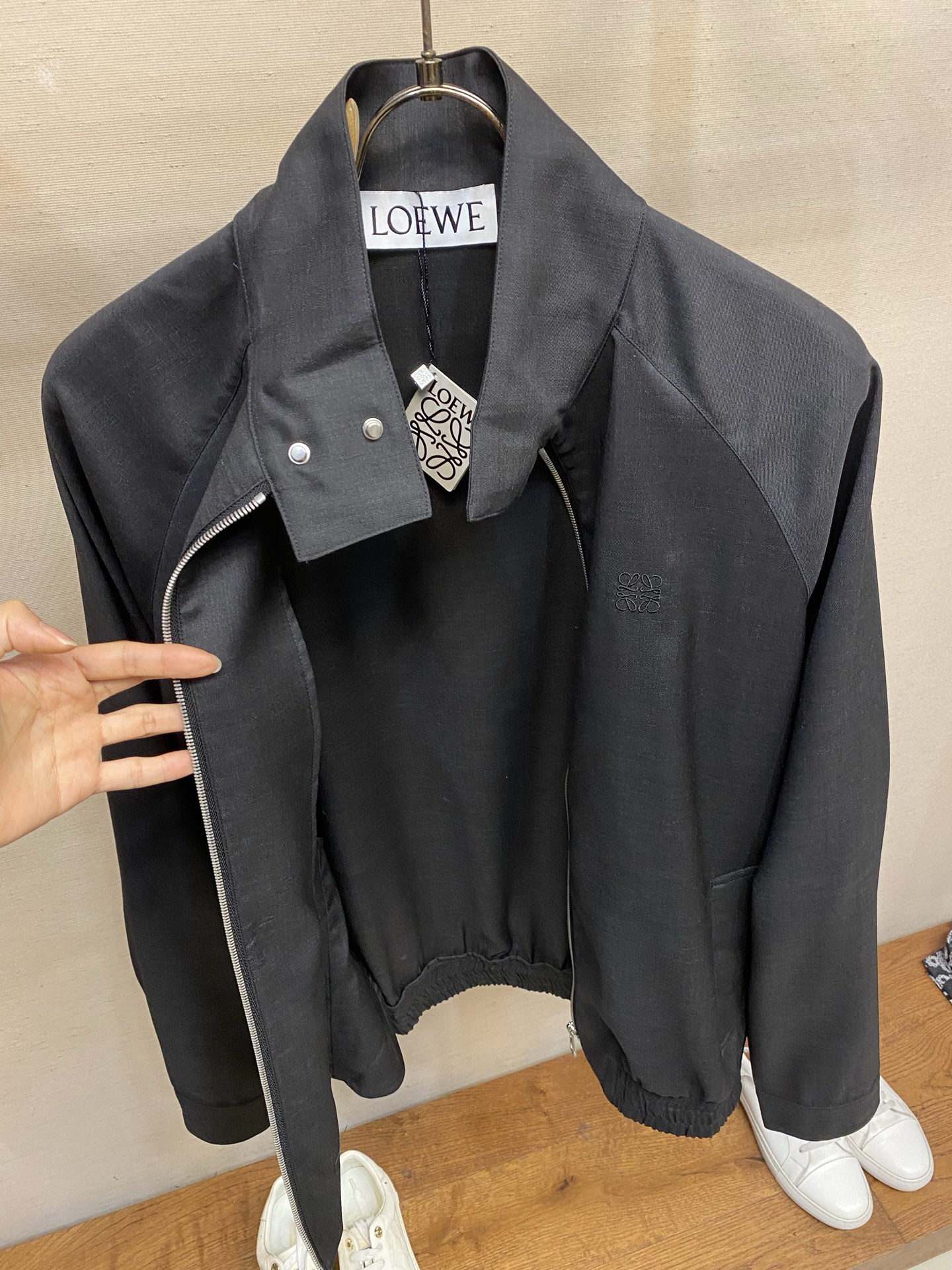 。（外套）🌟🌟Loewe 罗意威新款套装 羊毛柔软薄款面料 拉链宽松插肩外套 精致小logo图型刺绣 定