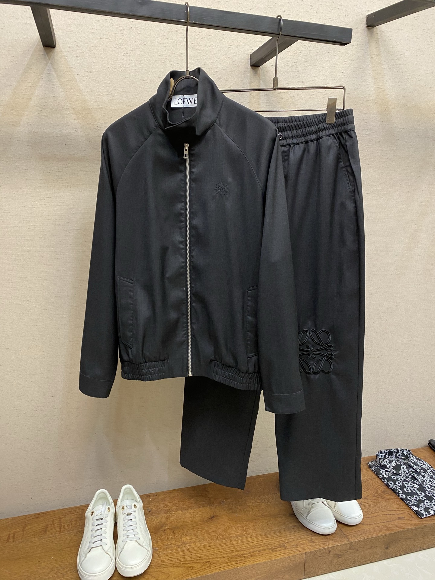 。（外套）🌟🌟Loewe 罗意威新款套装 羊毛柔软薄款面料 拉链宽松插肩外套 精致小logo图型刺绣 定