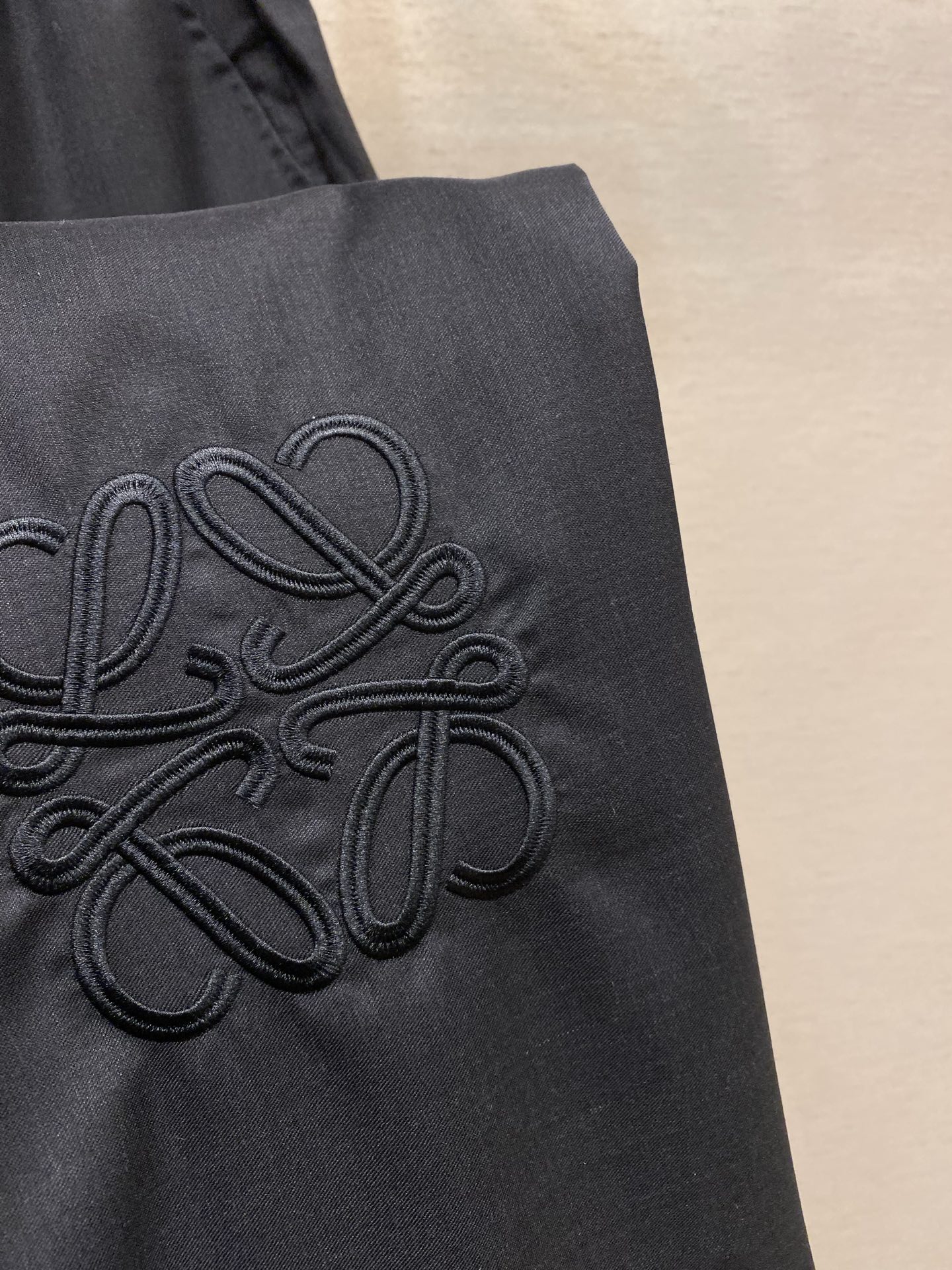 。（裤子）🌟🌟Loewe 罗意威新款套装 羊毛柔软薄款面料 LOGO刺绣直筒弹力口袋裤 百搭好穿尺码：S