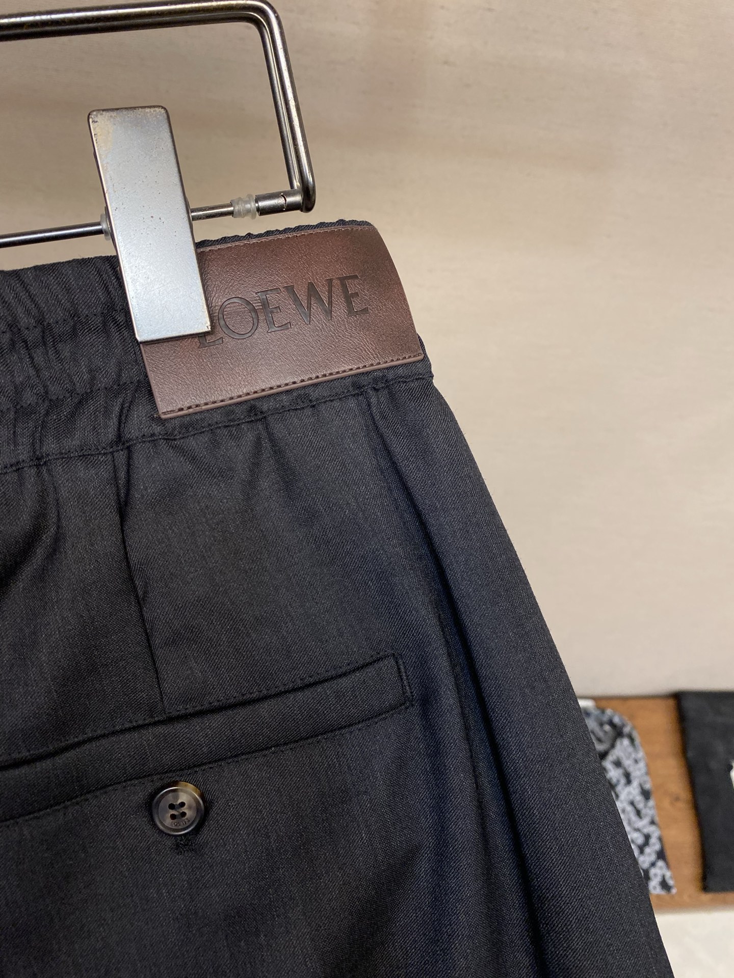 。（裤子）🌟🌟Loewe 罗意威新款套装 羊毛柔软薄款面料 LOGO刺绣直筒弹力口袋裤 百搭好穿尺码：S