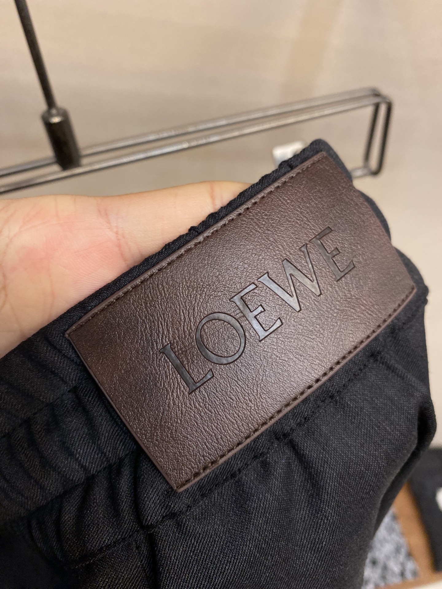 。（裤子）🌟🌟Loewe 罗意威新款套装 羊毛柔软薄款面料 LOGO刺绣直筒弹力口袋裤 百搭好穿尺码：S
