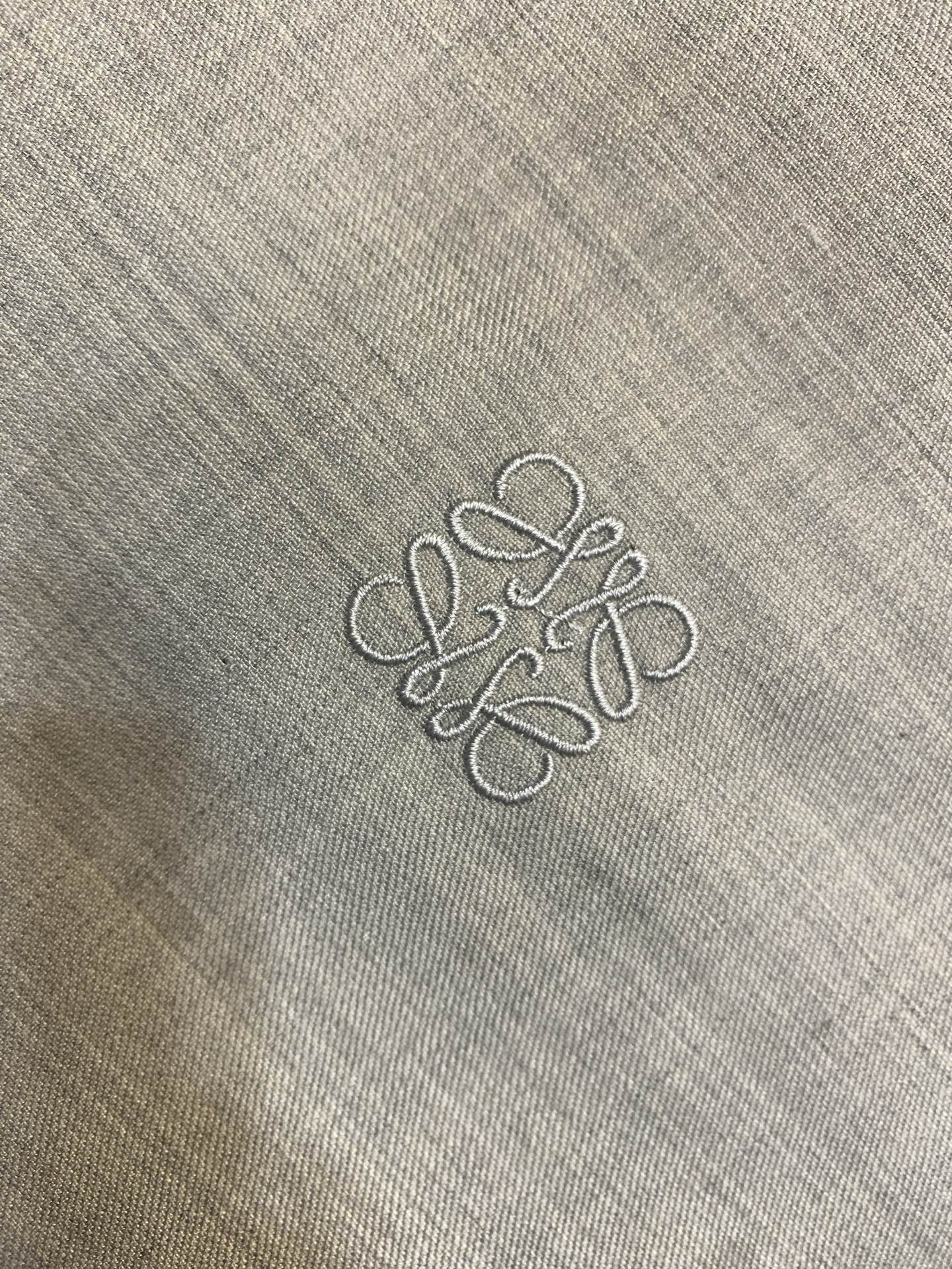 。（外套）🌟🌟Loewe 罗意威新款套装 羊毛柔软薄款面料 拉链宽松插肩外套 精致小logo图型刺绣 定