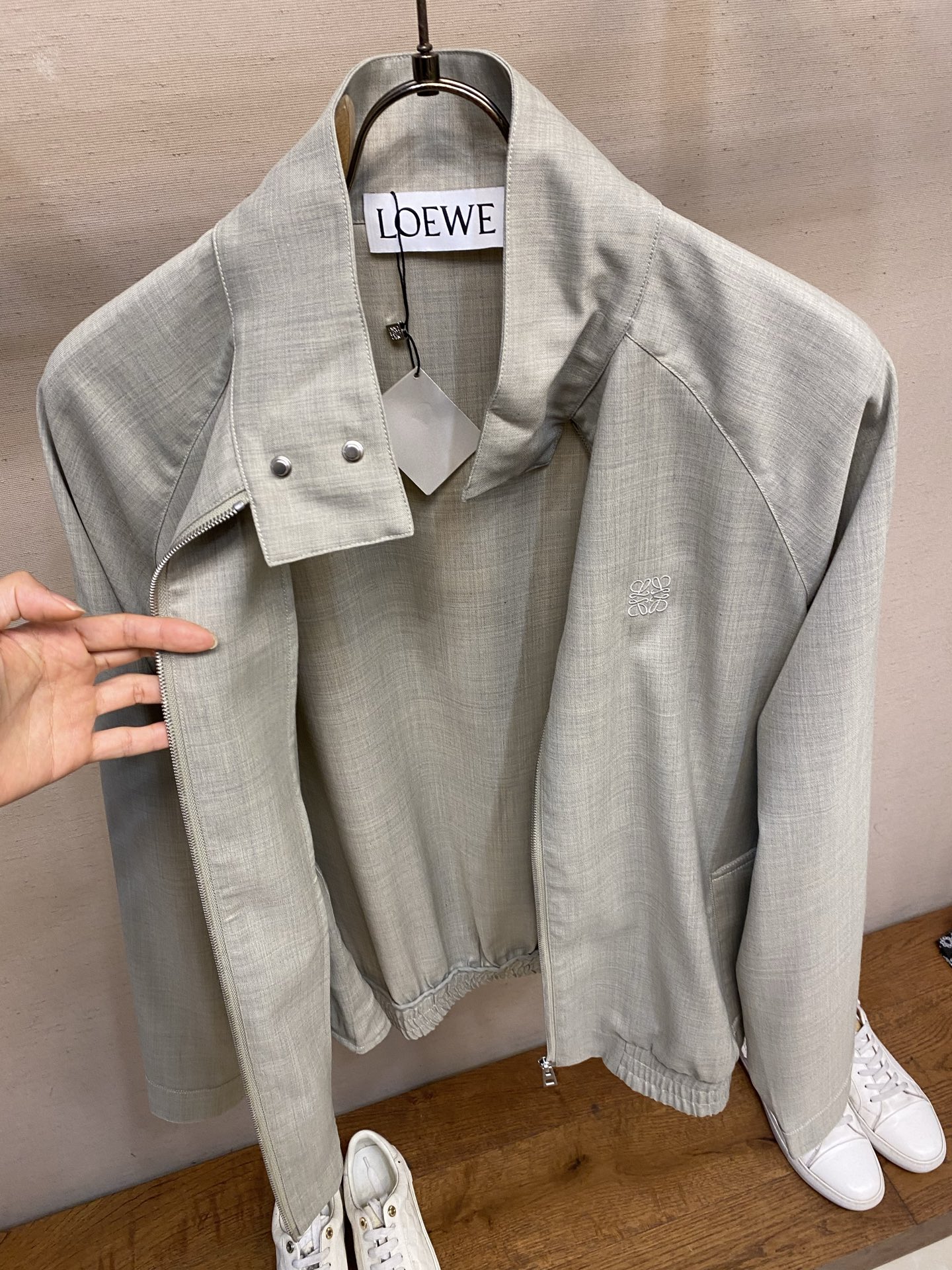 。（外套）🌟🌟Loewe 罗意威新款套装 羊毛柔软薄款面料 拉链宽松插肩外套 精致小logo图型刺绣 定