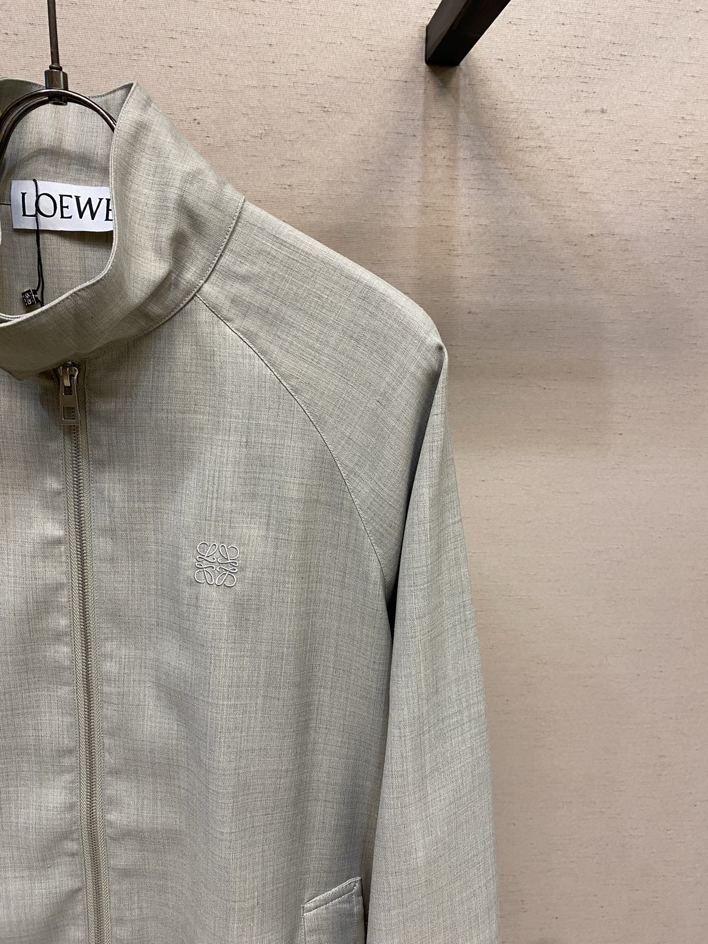 。（外套）🌟🌟Loewe 罗意威新款套装 羊毛柔软薄款面料 拉链宽松插肩外套 精致小logo图型刺绣 定