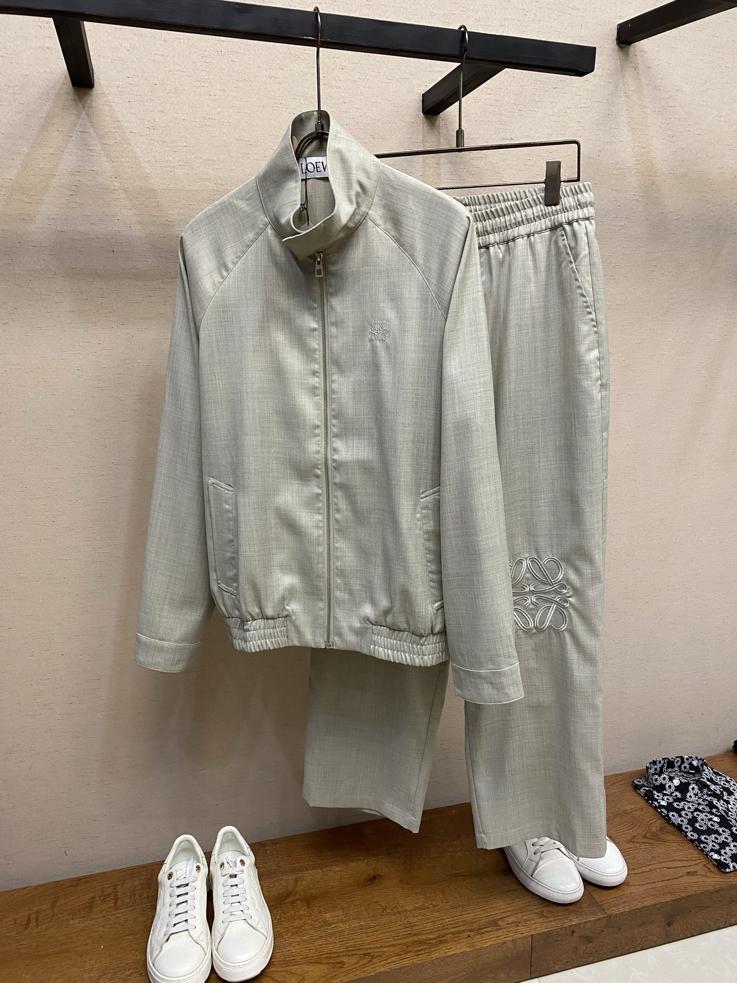 。（外套）🌟🌟Loewe 罗意威新款套装 羊毛柔软薄款面料 拉链宽松插肩外套 精致小logo图型刺绣 定