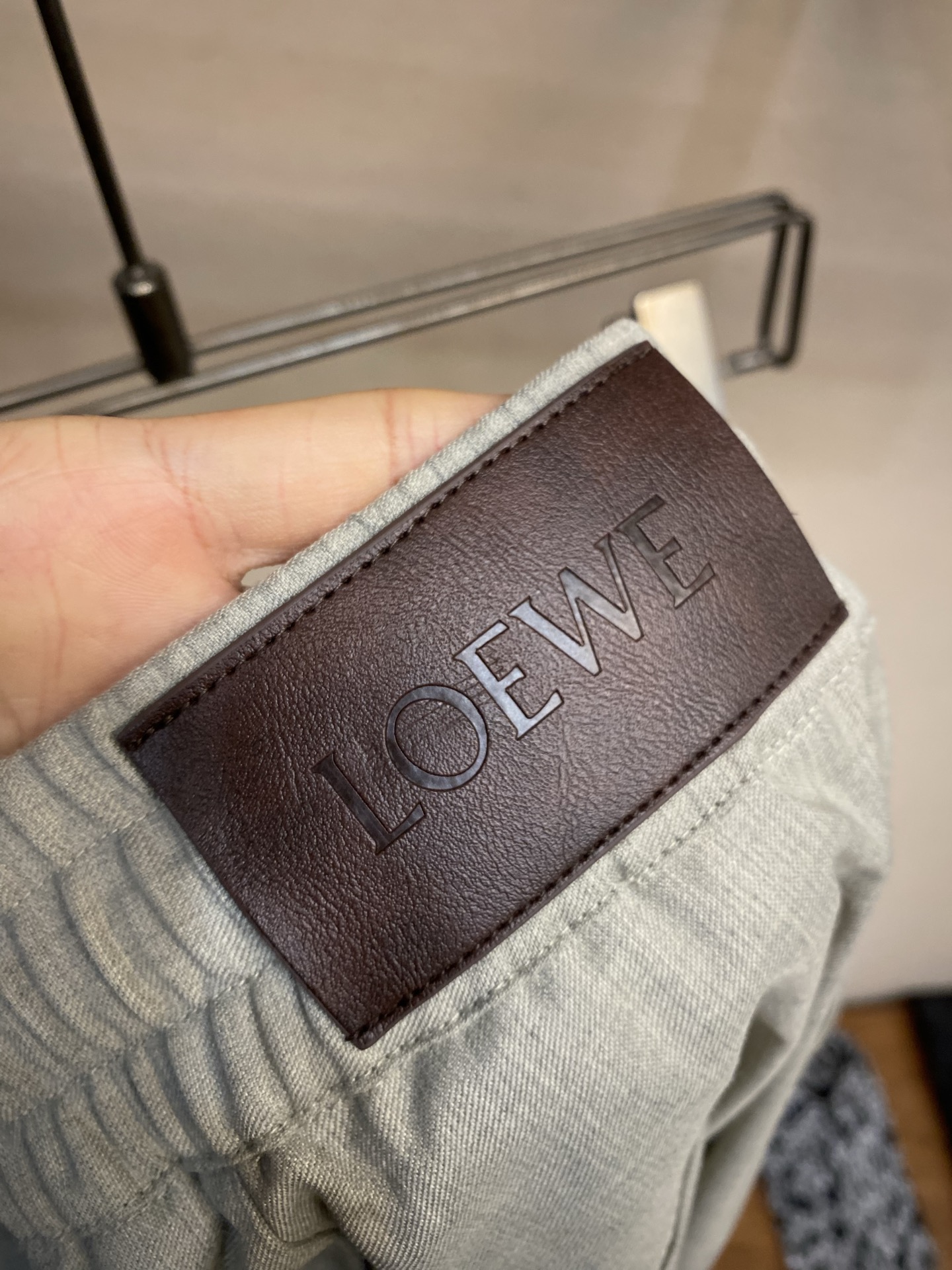 。（裤子）🌟🌟Loewe 罗意威新款套装 羊毛柔软薄款面料 LOGO刺绣直筒弹力口袋裤 百搭好穿尺码：S