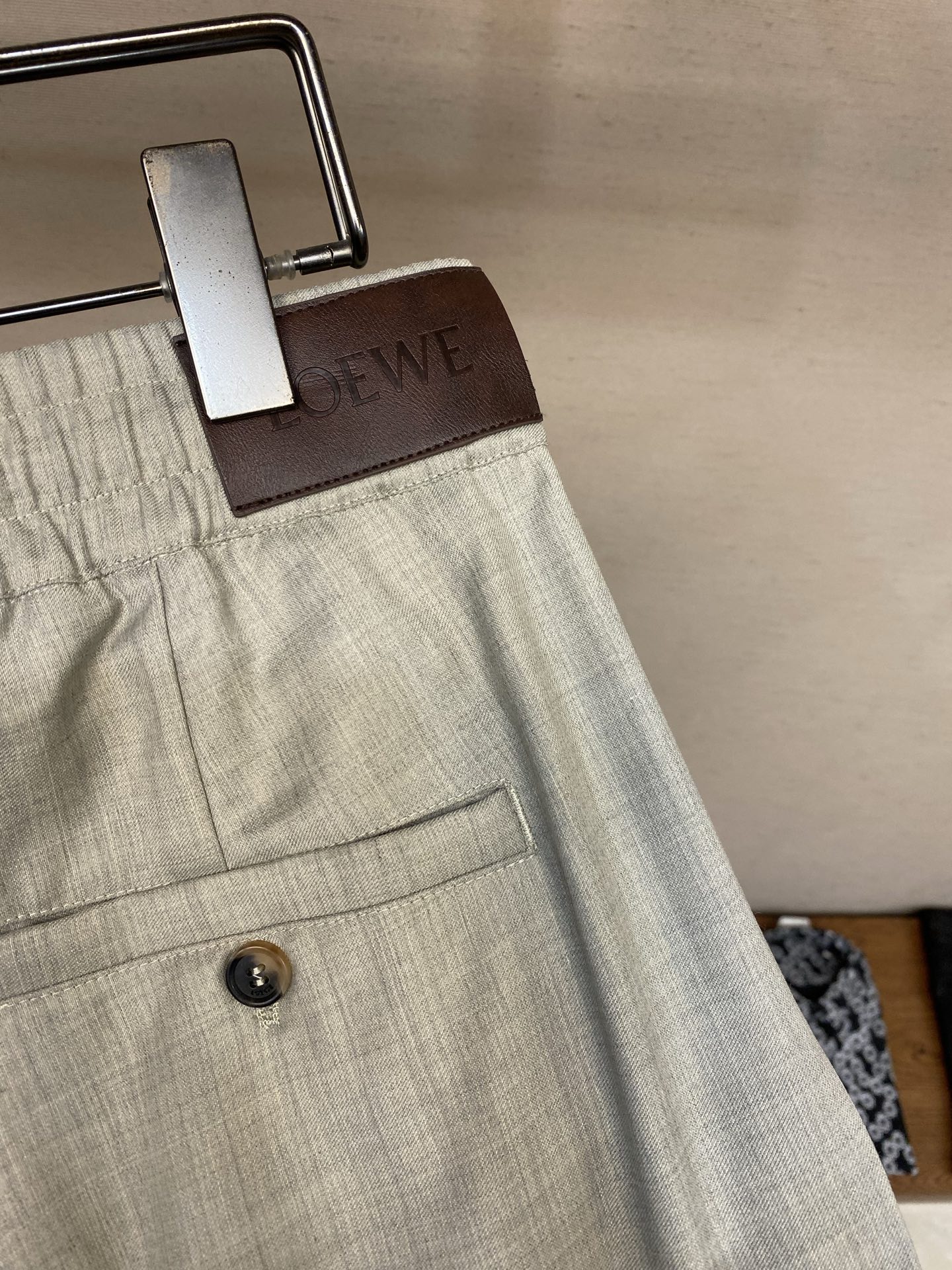 。（裤子）🌟🌟Loewe 罗意威新款套装 羊毛柔软薄款面料 LOGO刺绣直筒弹力口袋裤 百搭好穿尺码：S