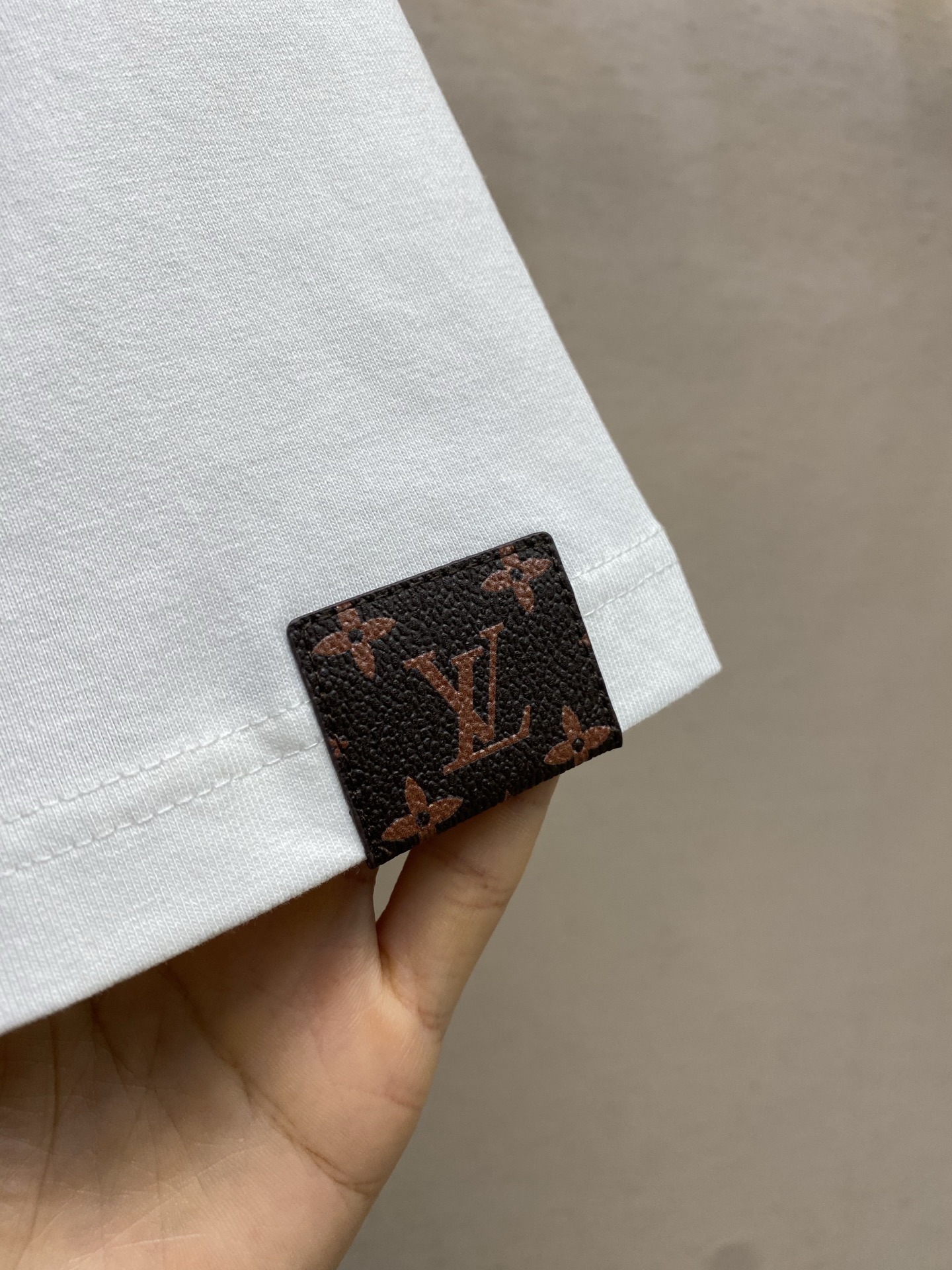 🌟🌟1V 路易家 2026FW早春本款T恤回望品牌的新艺术风格传承，涂鸦花卉短袖，黑白撞色配紫橙线条超吸