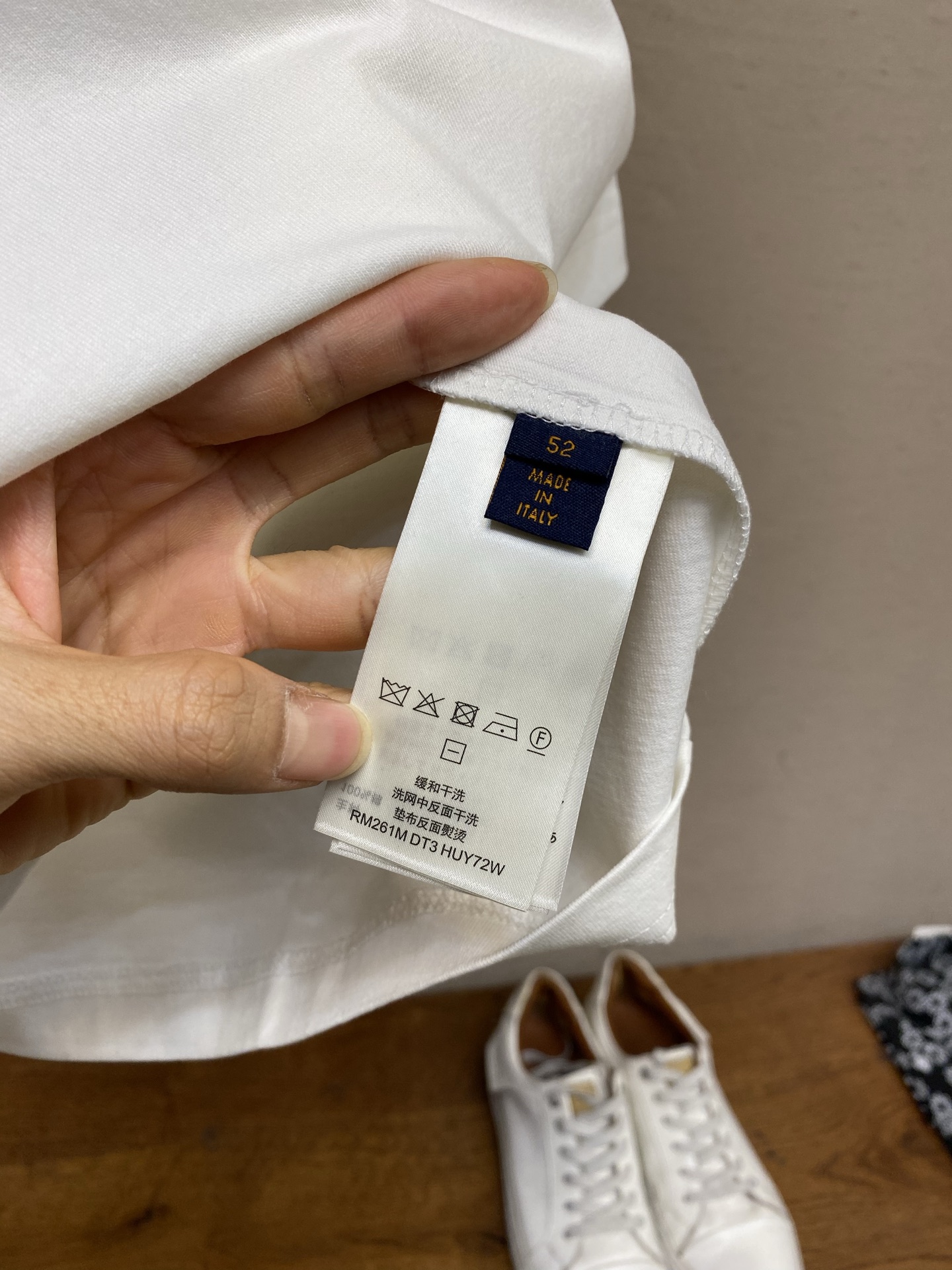 🌟🌟1V 路易家 2026FW早春本款T恤回望品牌的新艺术风格传承，涂鸦花卉短袖，黑白撞色配紫橙线条超吸