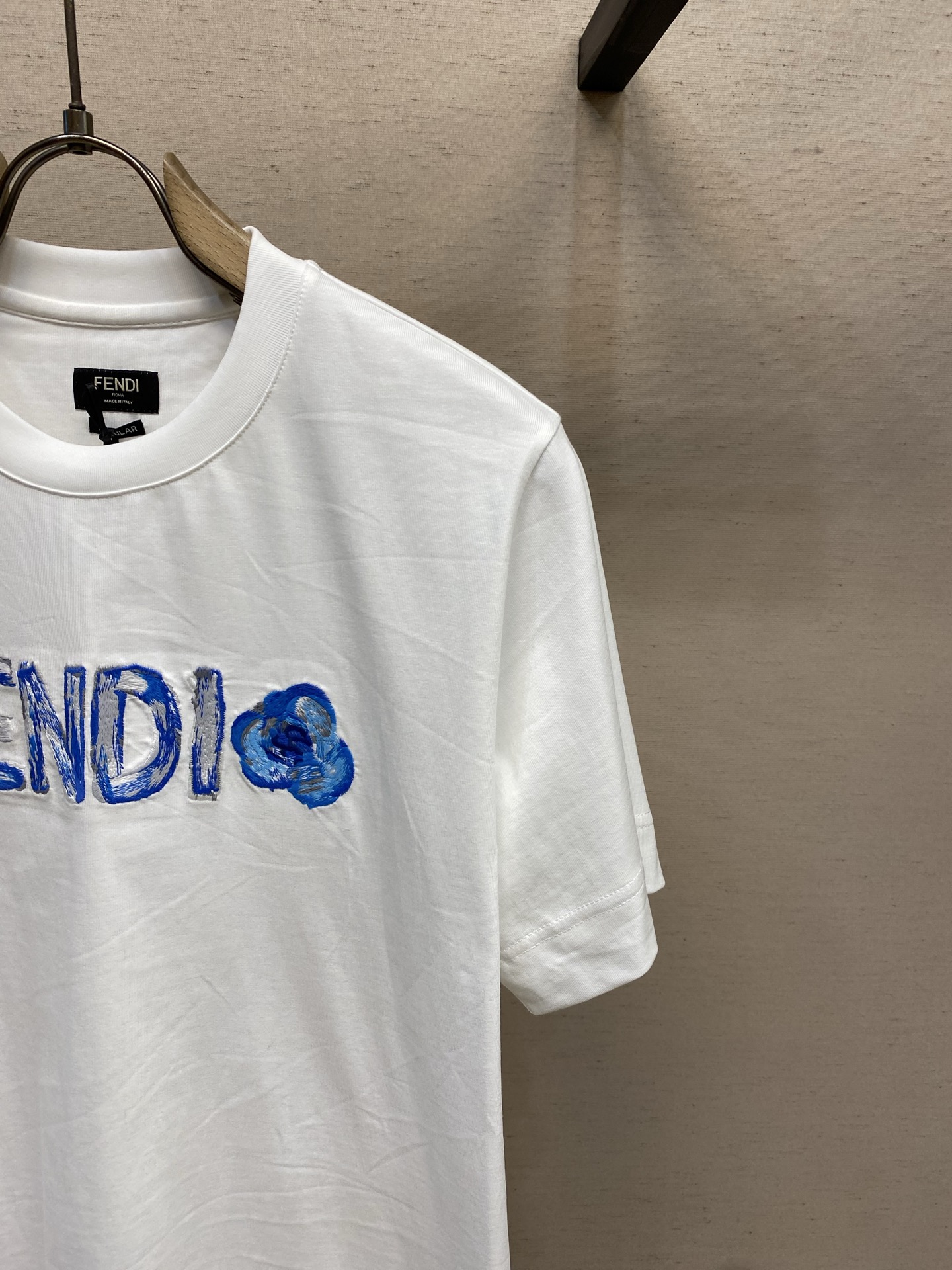 🌟🌟Fendi 2026FW早春限定系列棉质T恤系列 短袖圆领T恤。纯棉材质。定制化FE*DI Flow
