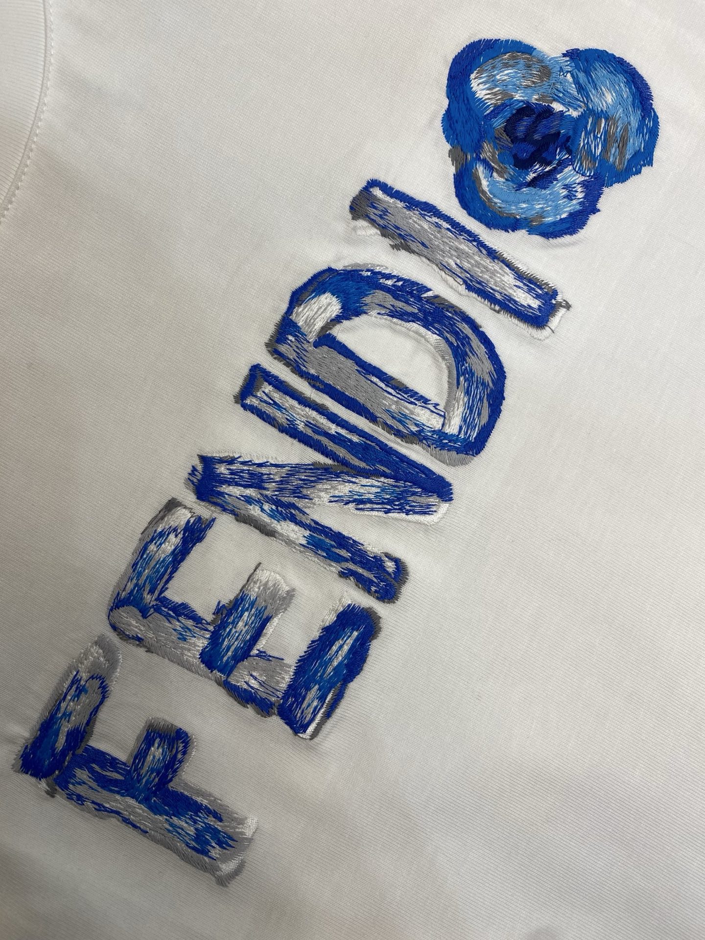 🌟🌟Fendi 2026FW早春限定系列棉质T恤系列 短袖圆领T恤。纯棉材质。定制化FE*DI Flow