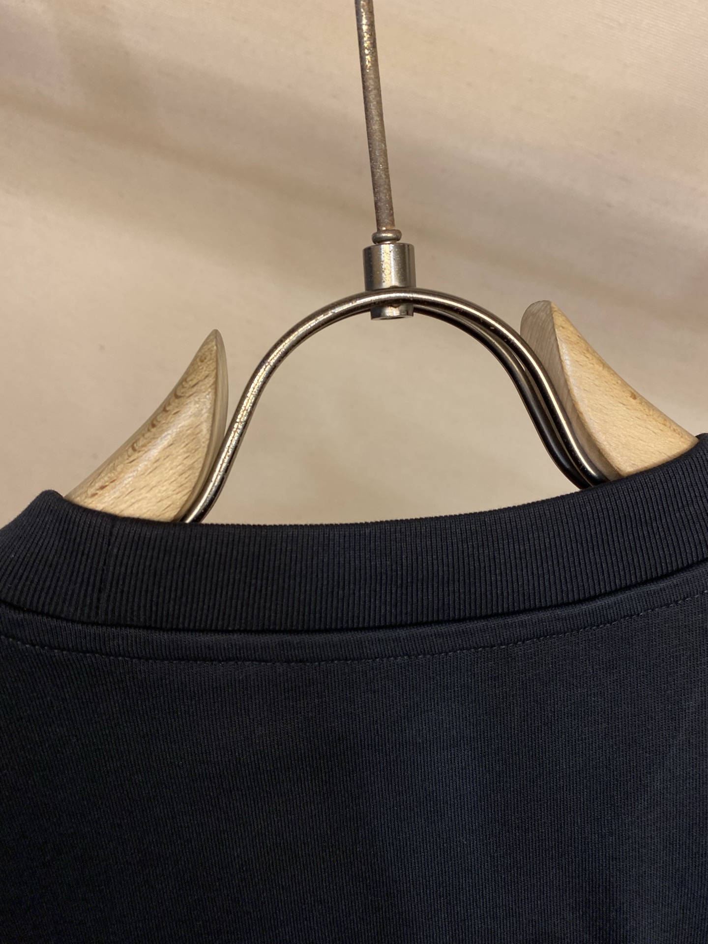 🌟🌟Gucci 26SS早春徽章刺绣典藏标识棉质半袖T恤作为专属灵感来源，贯穿系列多款设计。这款T恤甄选