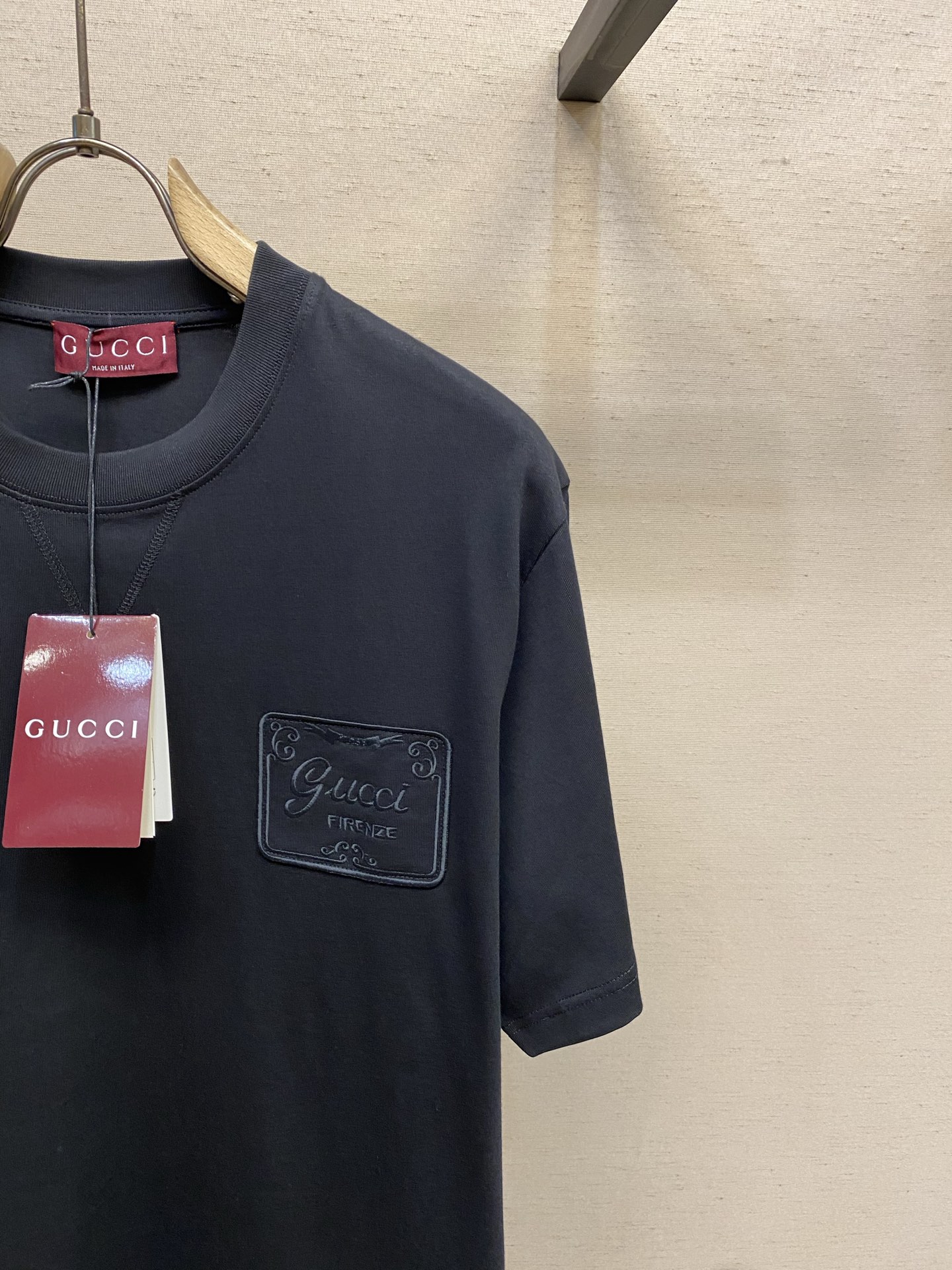 🌟🌟Gucci 26SS早春徽章刺绣典藏标识棉质半袖T恤作为专属灵感来源，贯穿系列多款设计。这款T恤甄选